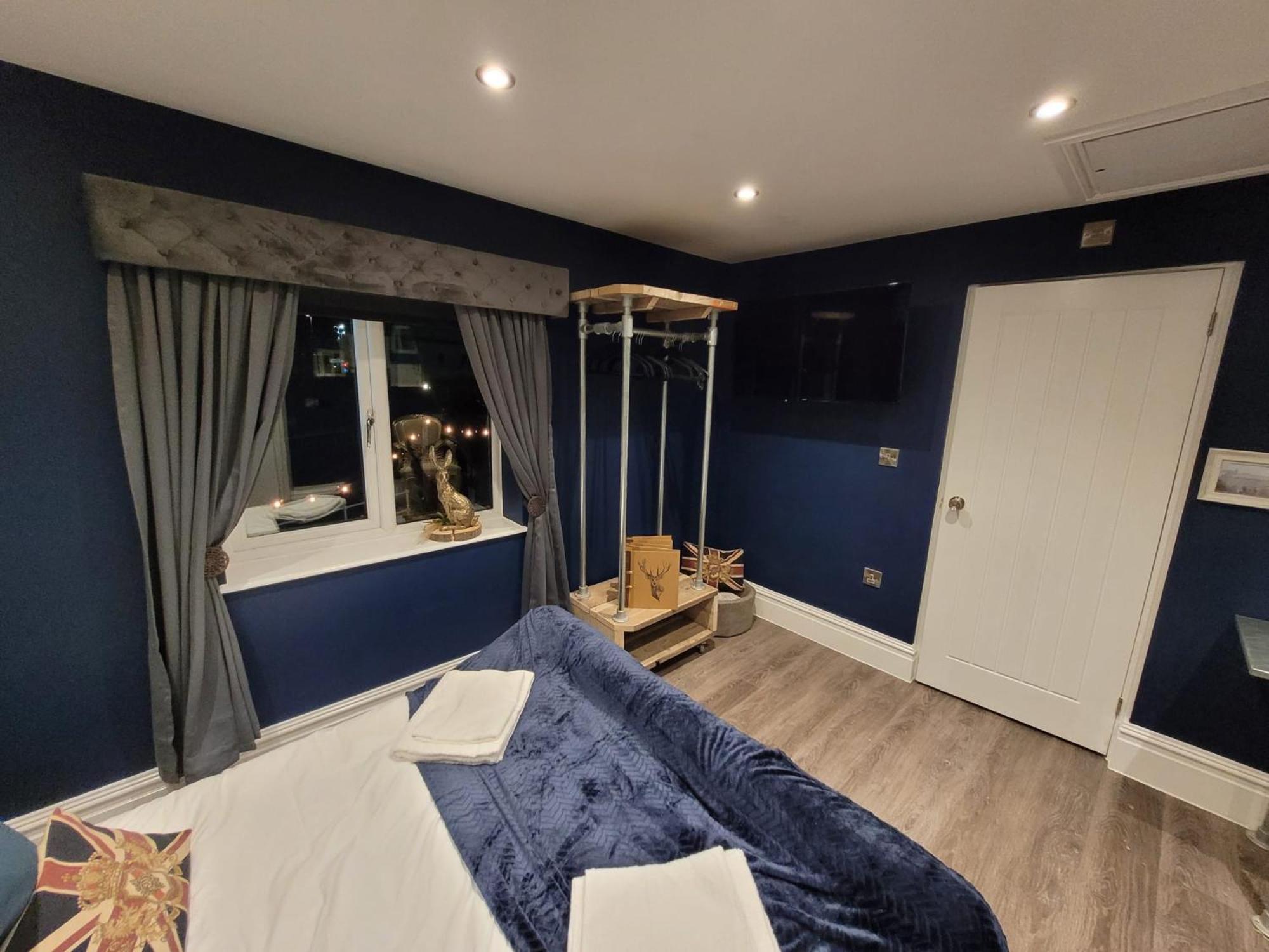 Deluxe King Room - Photo 7
