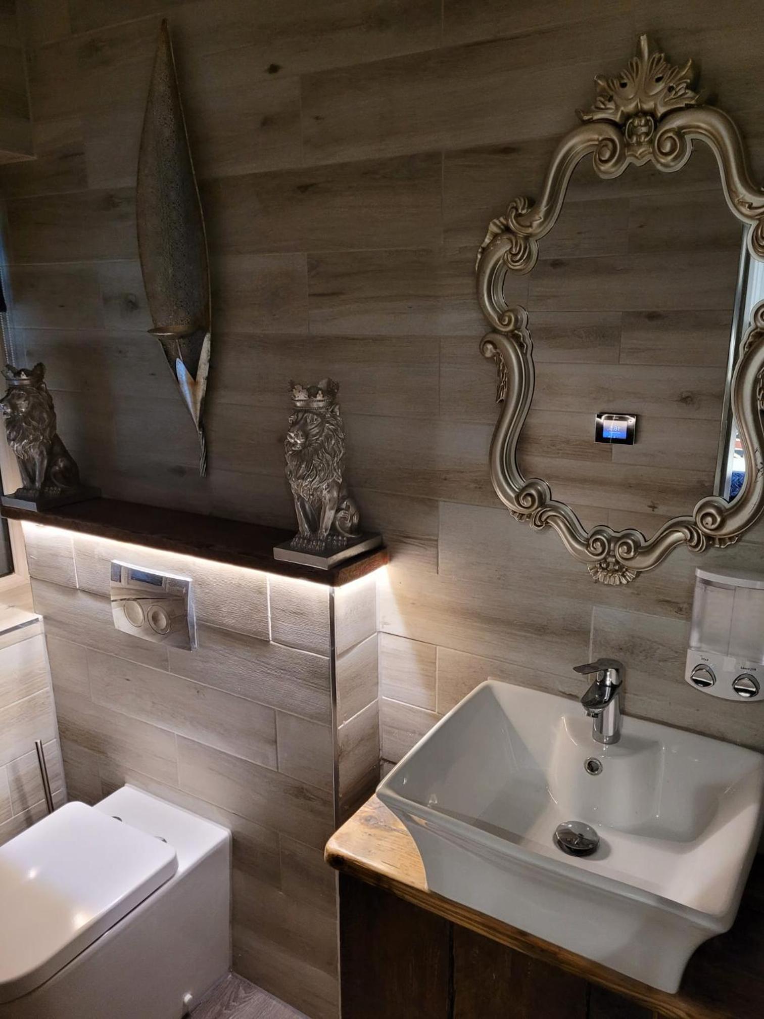 Deluxe King Room - Photo 5