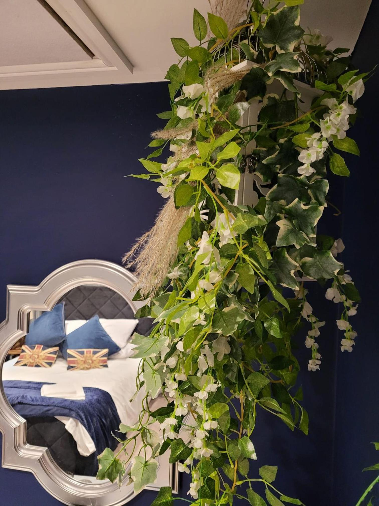 Deluxe King Room - Photo 8
