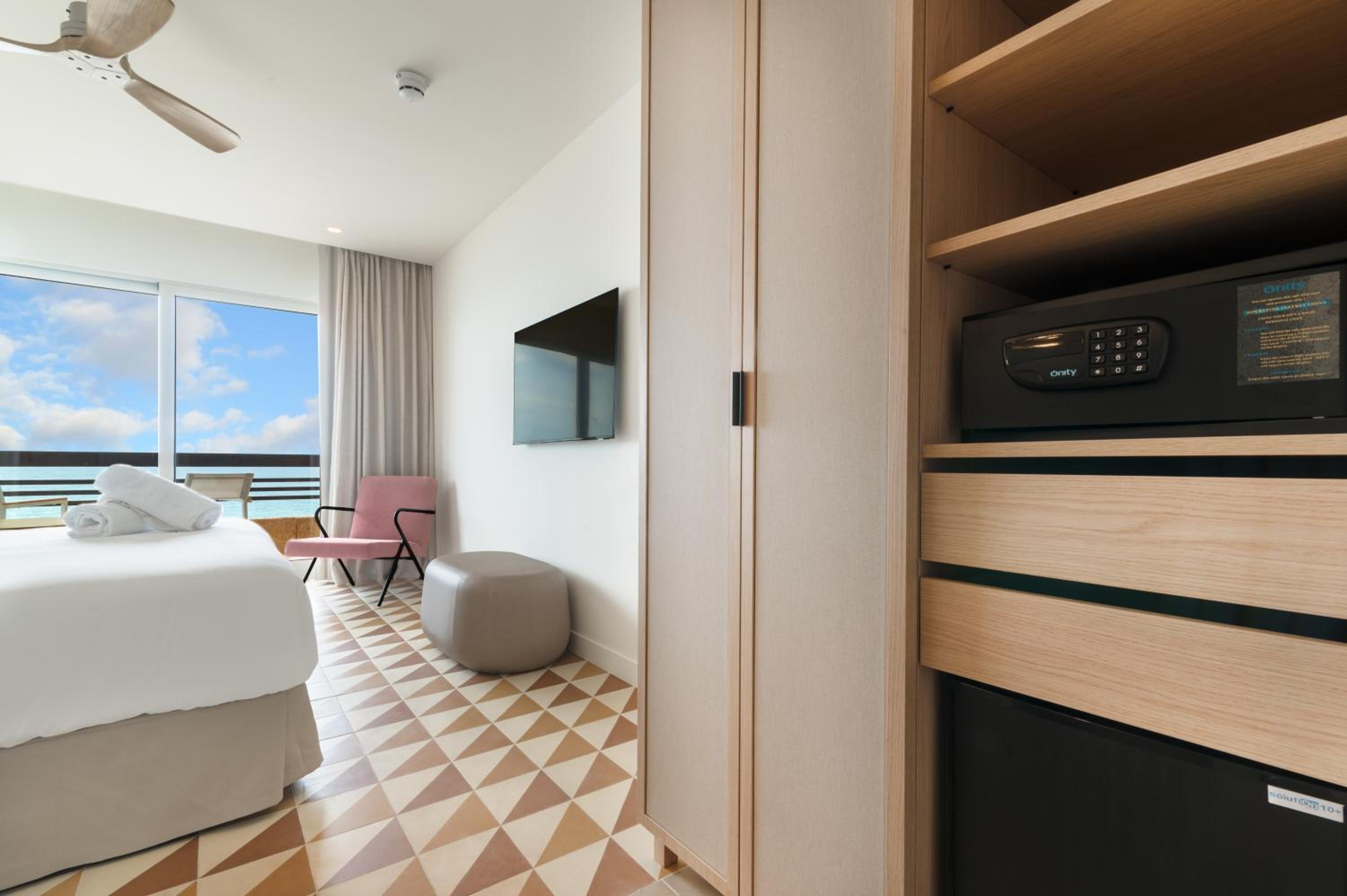 Superior Double or Twin Room with Sea View - Photo 1