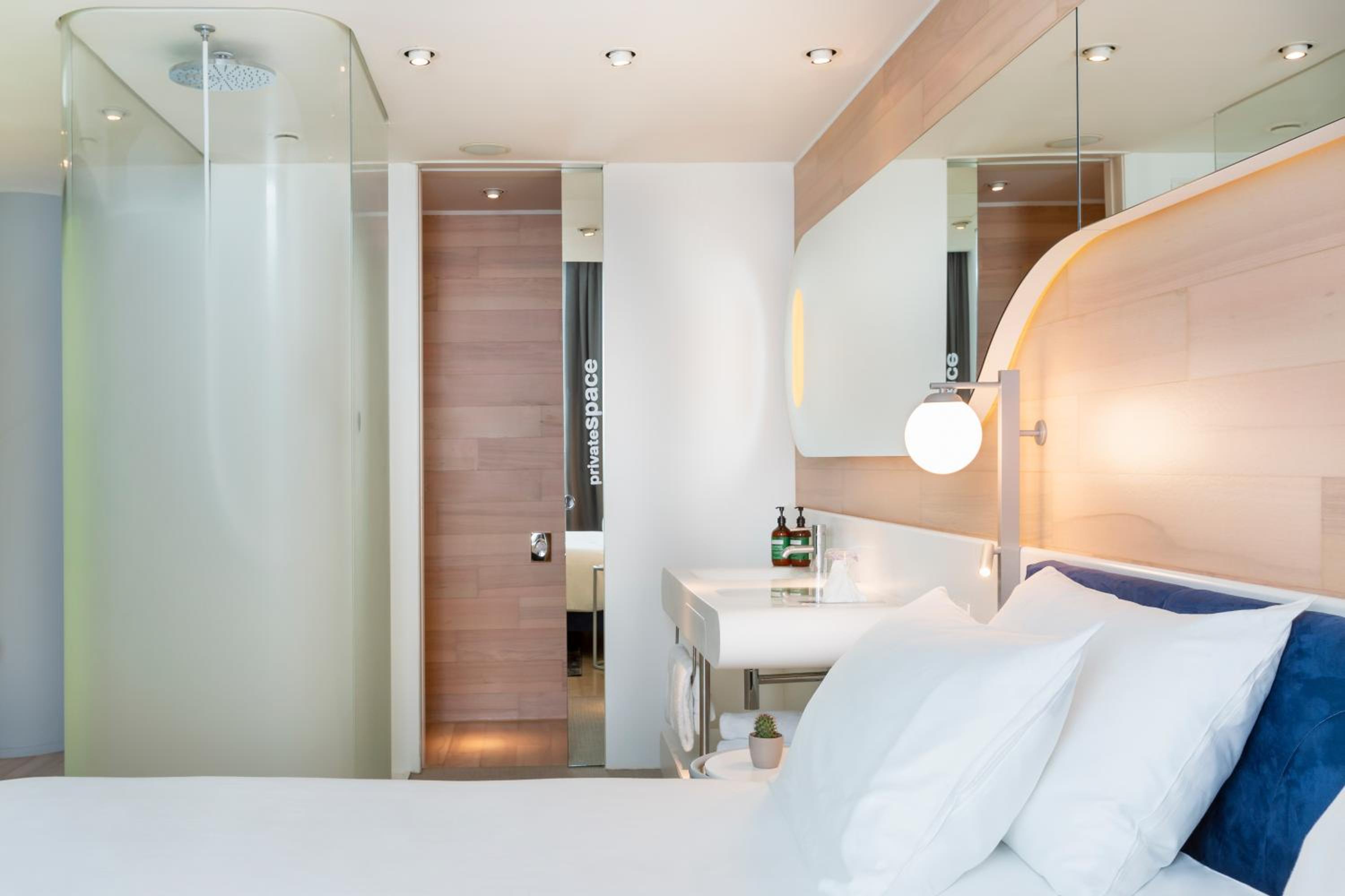 Standard Twin Room with Two Twin Beds thumbnail 6