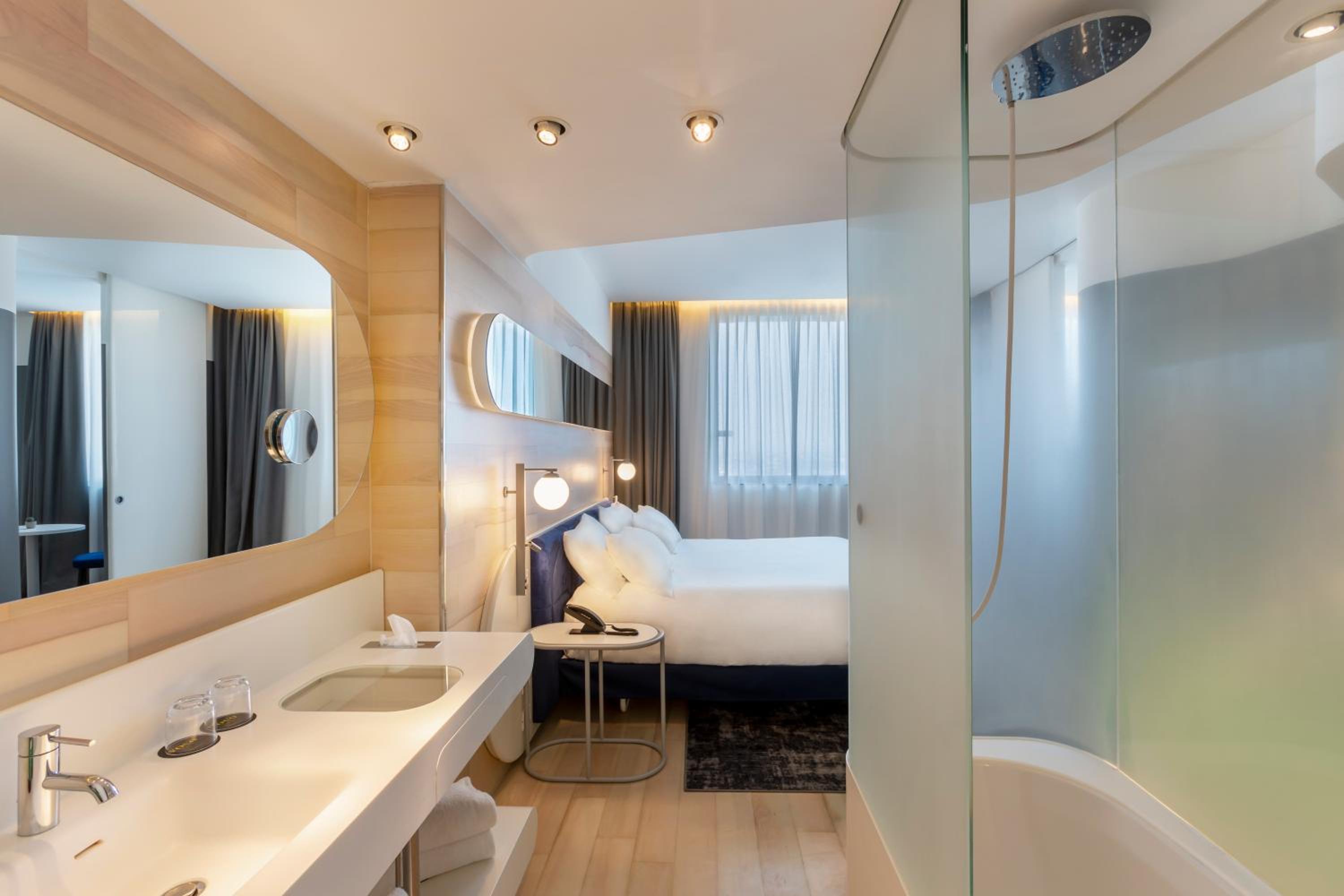 One-Bedroom Suite thumbnail 6