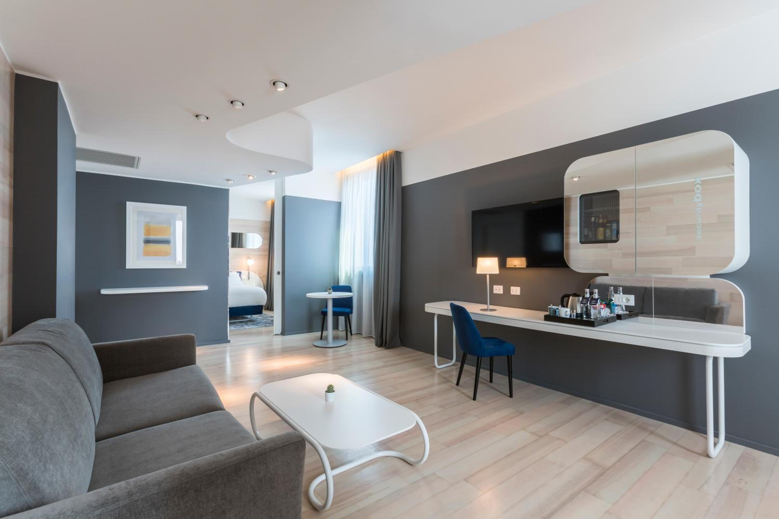 One-Bedroom Suite thumbnail 5