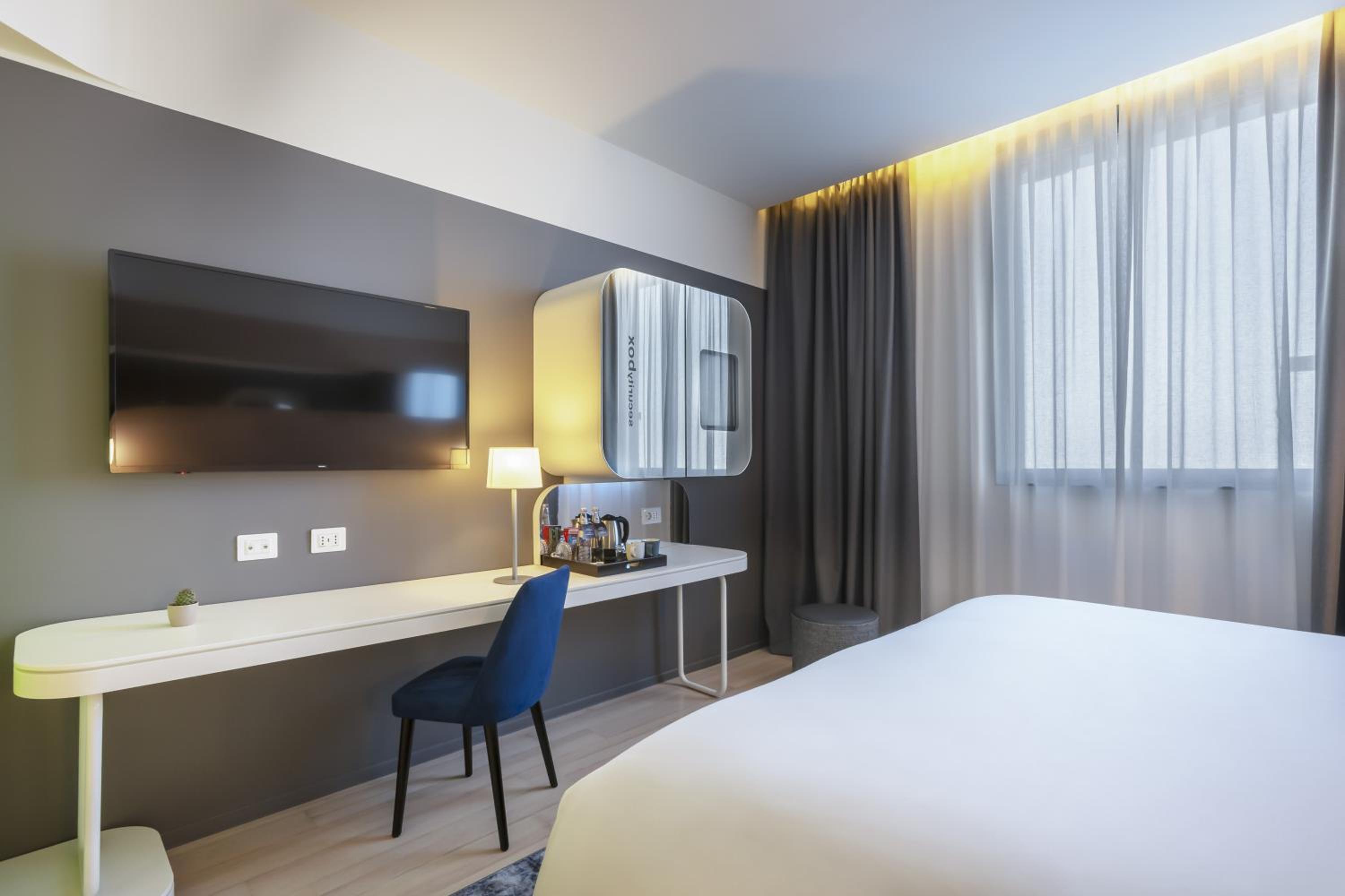 Standard King Room - Accessible thumbnail 6