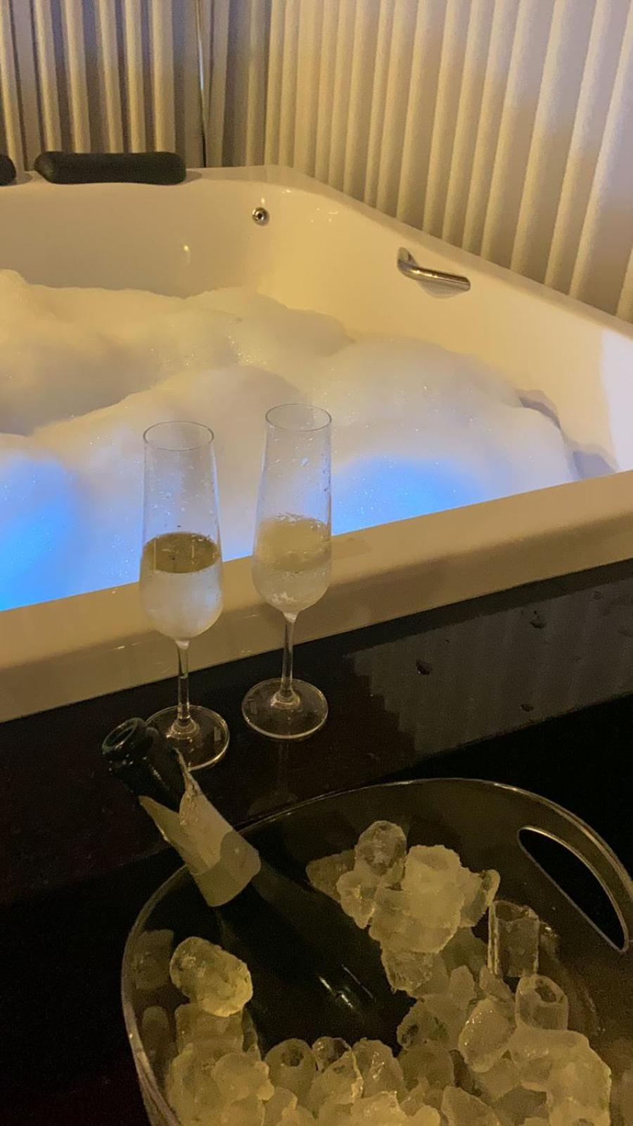 Deluxe Double Room with Bath - Photo 8