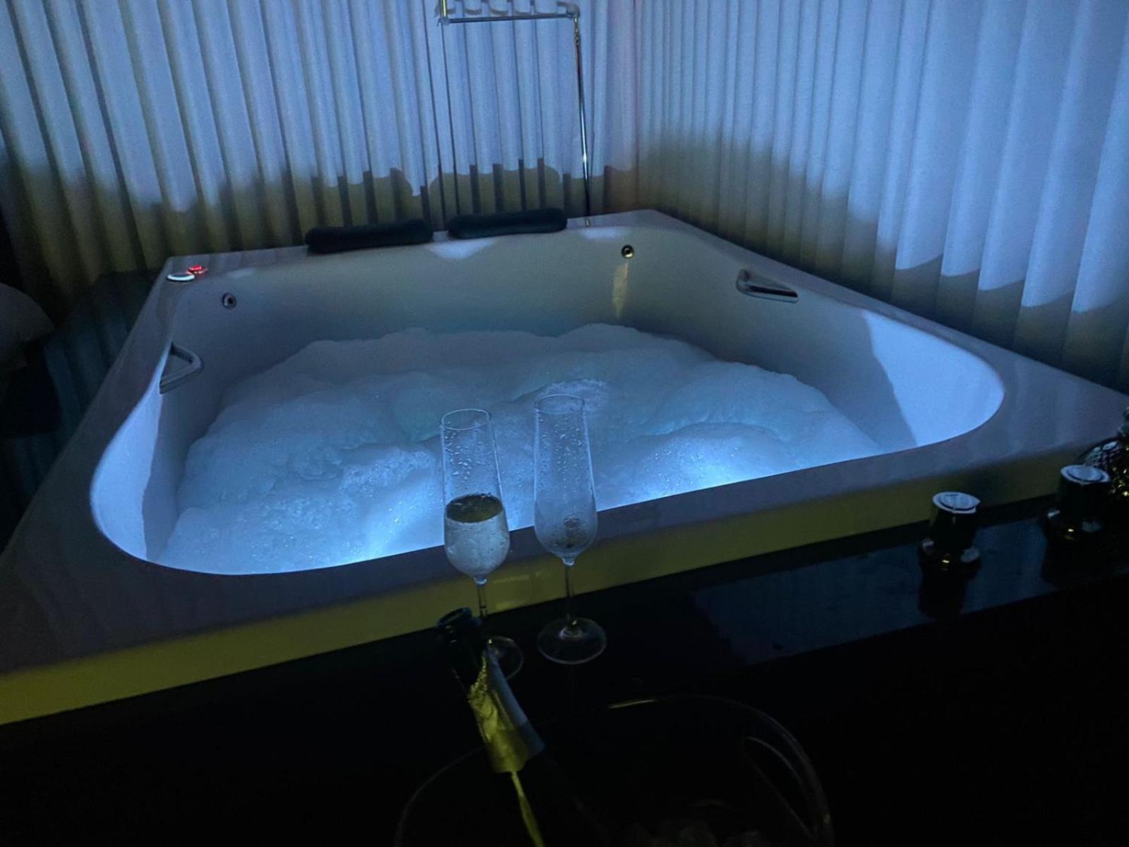 Deluxe Double Room with Bath - Photo 7