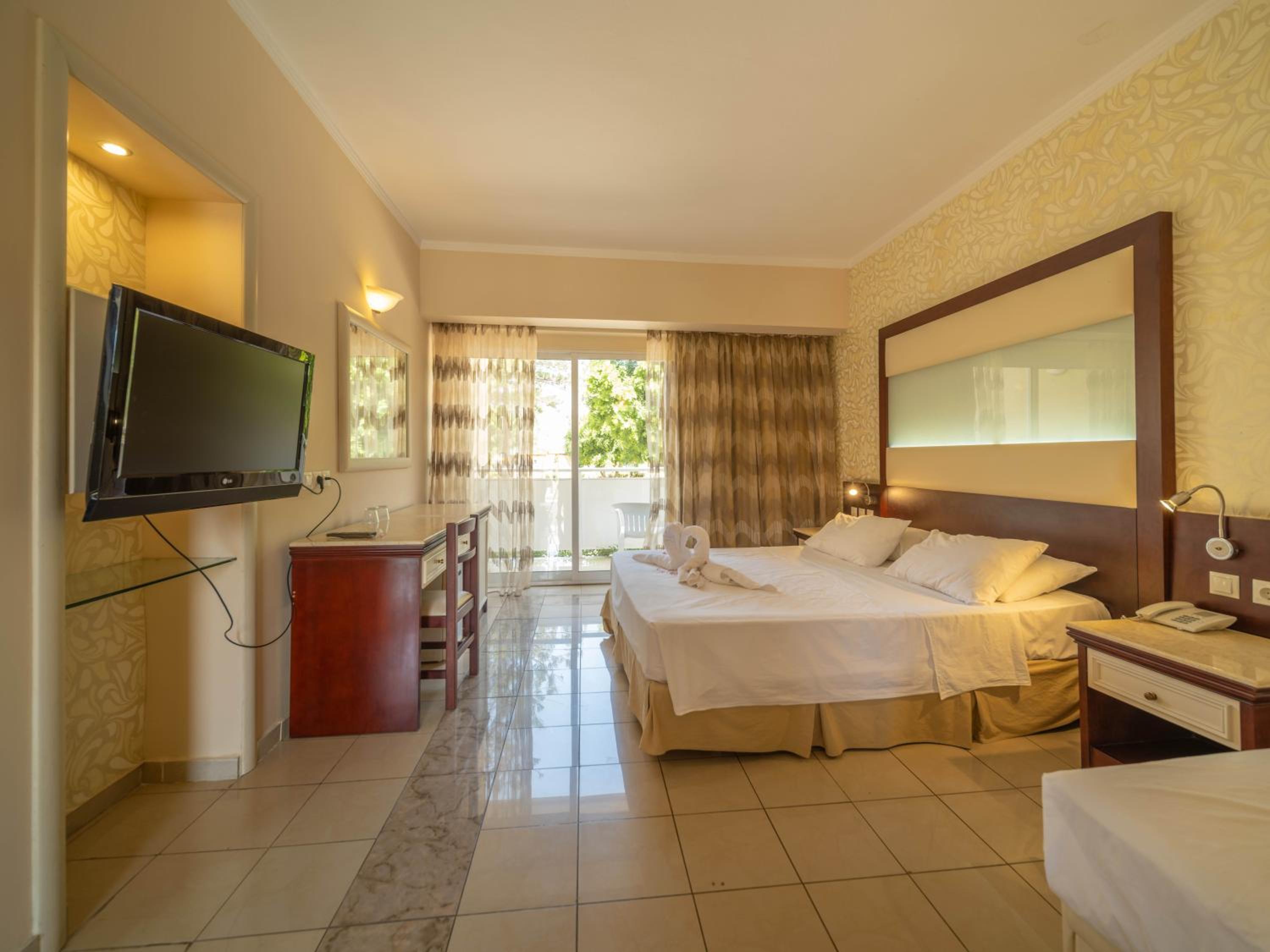 Double Room with Land View thumbnail 6