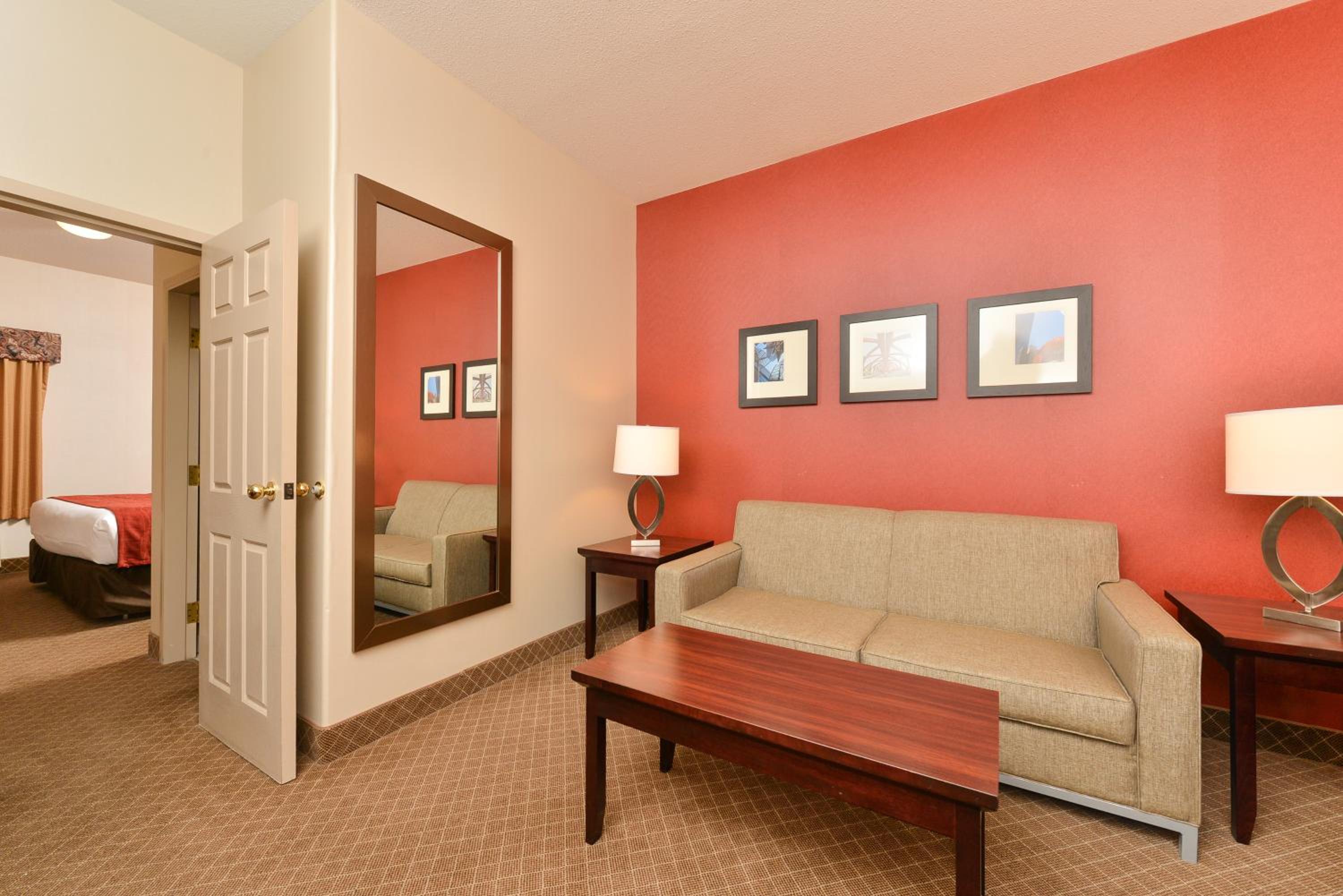 Queen Suite with Sofa Bed - Non-Smoking - Photo 4