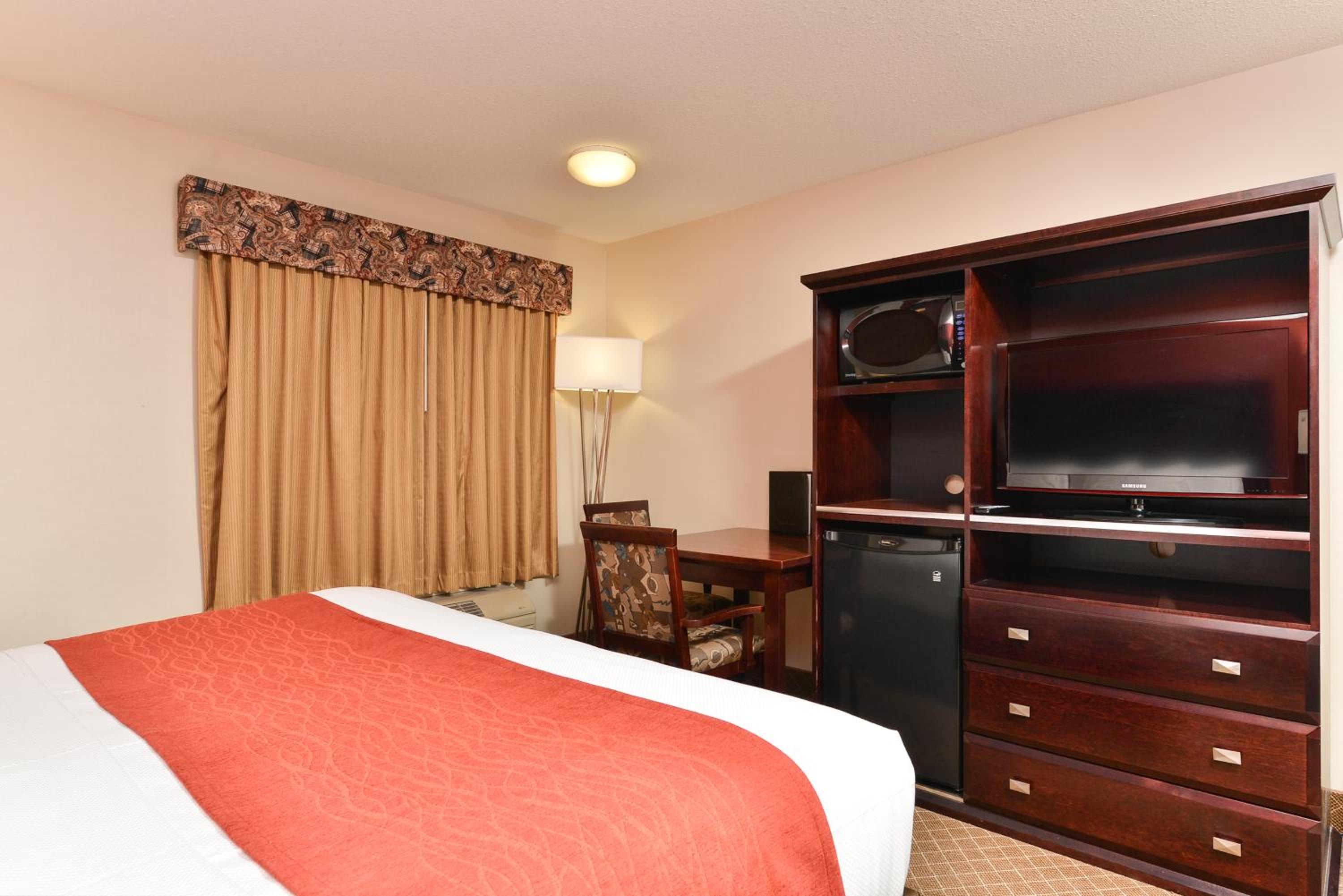Queen Suite with Sofa Bed - Non-Smoking - Photo 3