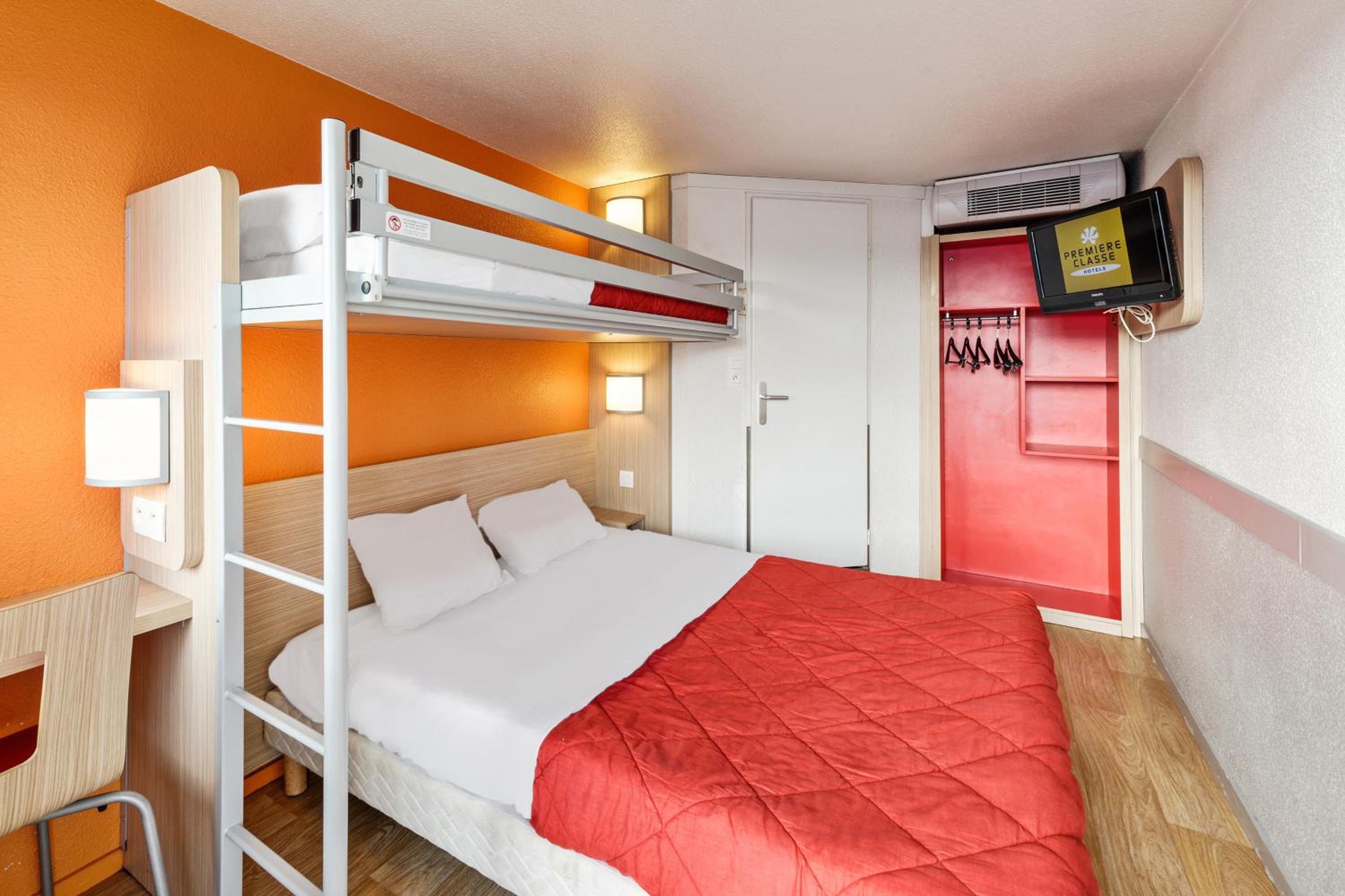 Triple Room (1 Double Bed + 1 Single Bed) photo 1
