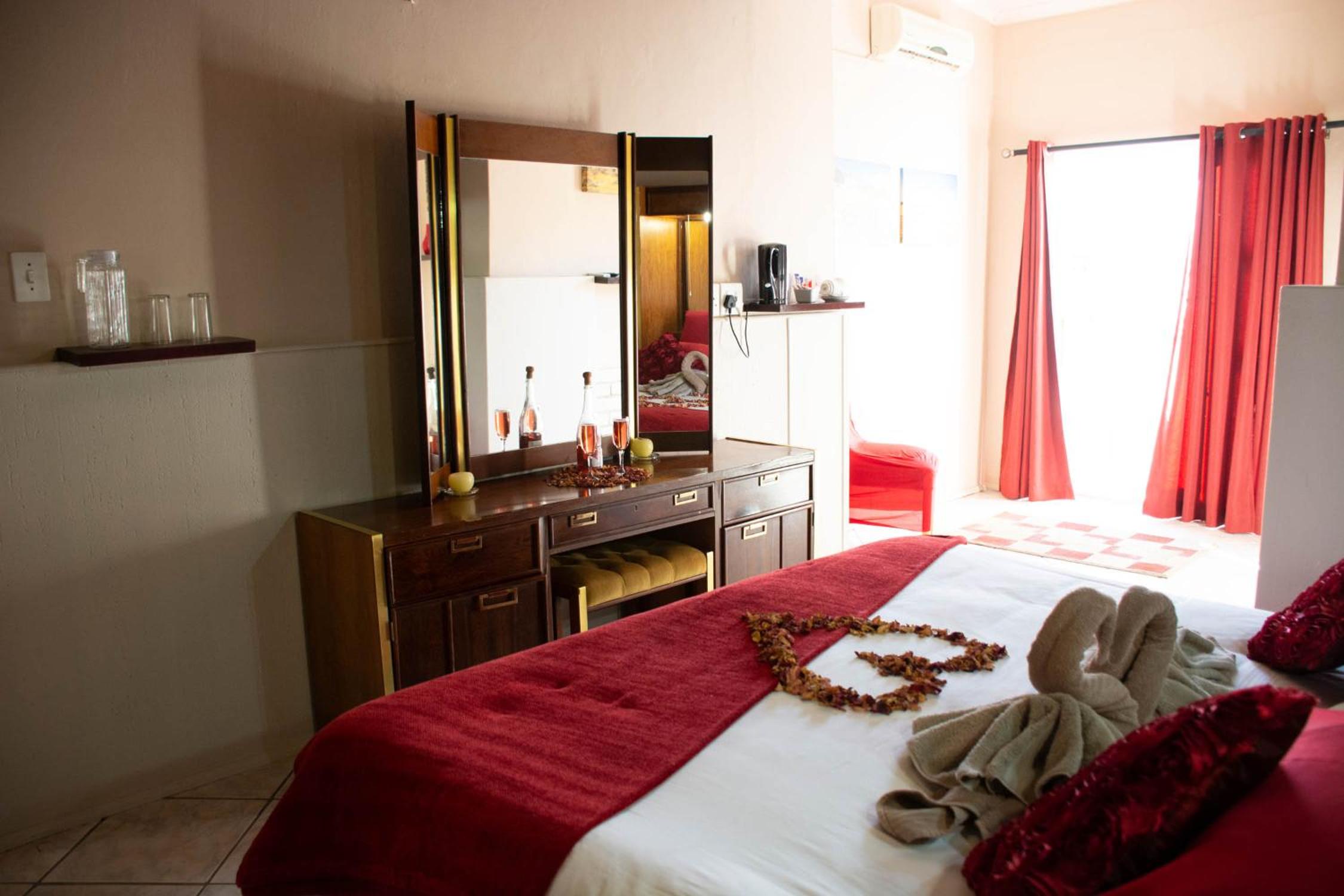 Honeymoon King Room photo 3