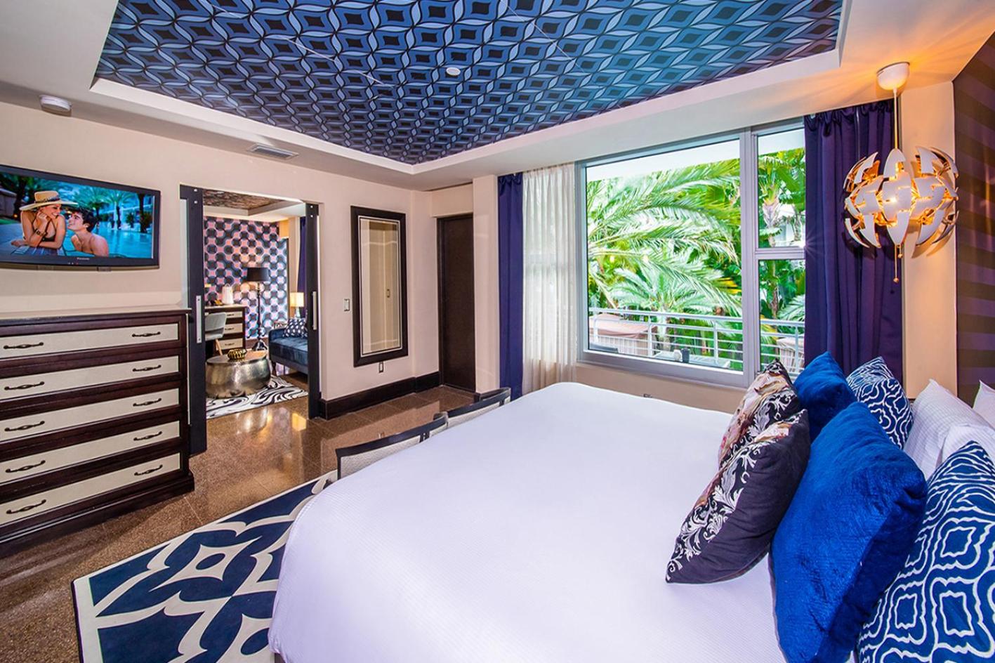 Artist Collection Poolside Cabana Suite - Photo 5