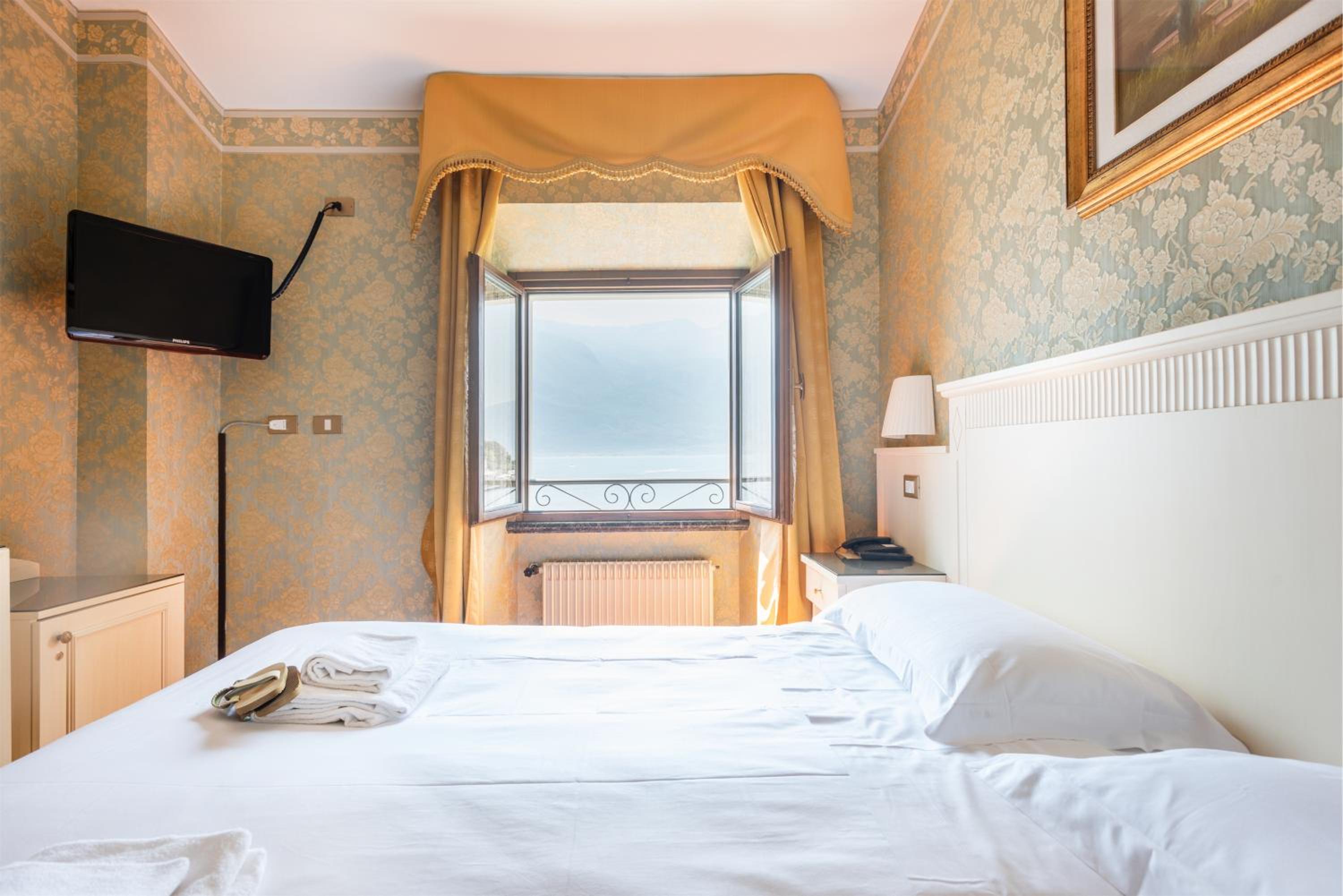 Double Room with Lake View photo 2