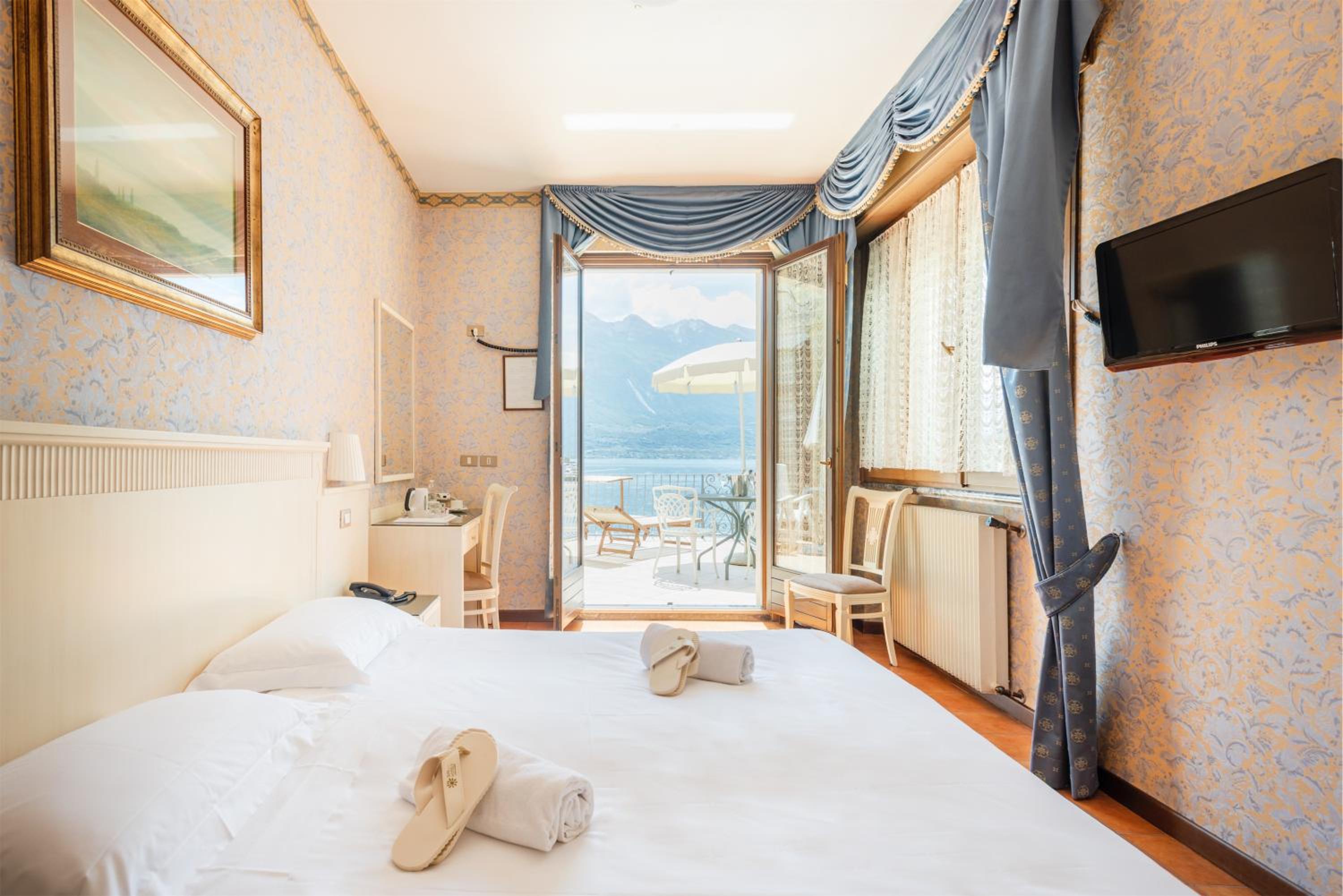 Double Room with Balcony and Lake View photo 3