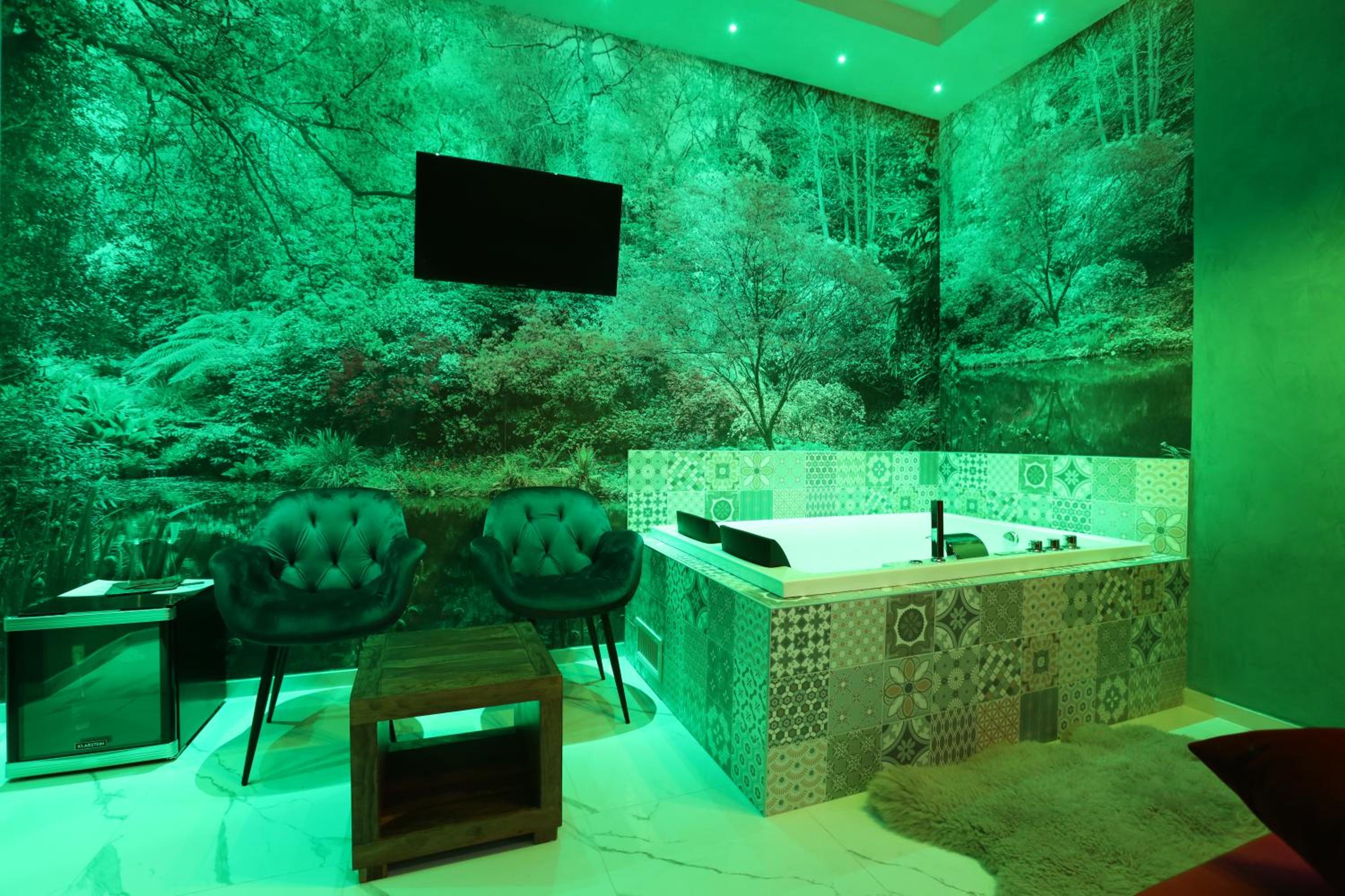 Suite with Spa Bath photo 3