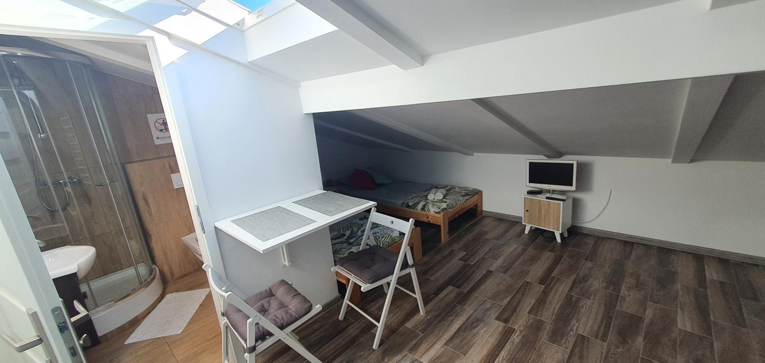 Double Room with Private Bathroom - Photo 23