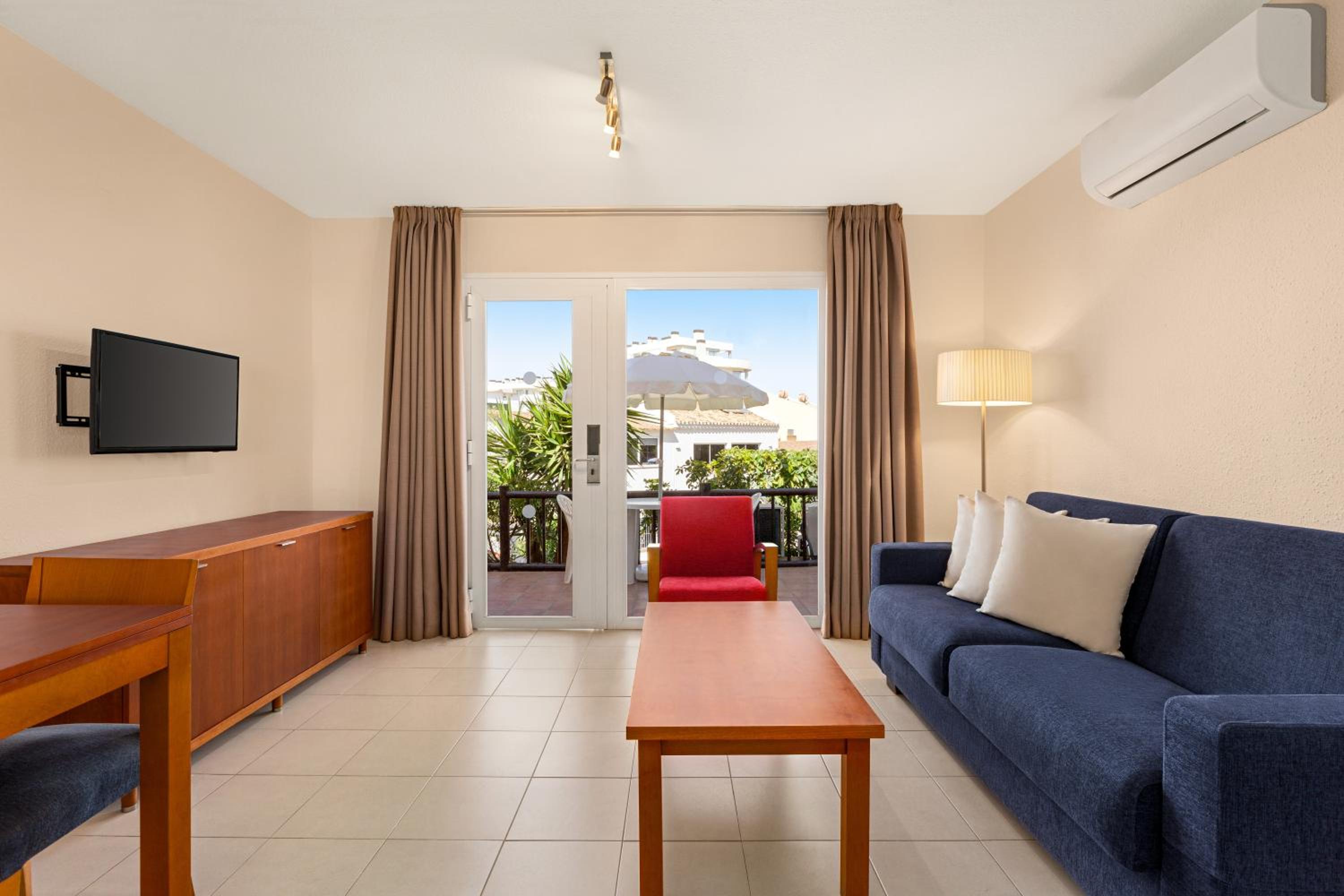 Classic One Bedroom Apartment - Photo 1