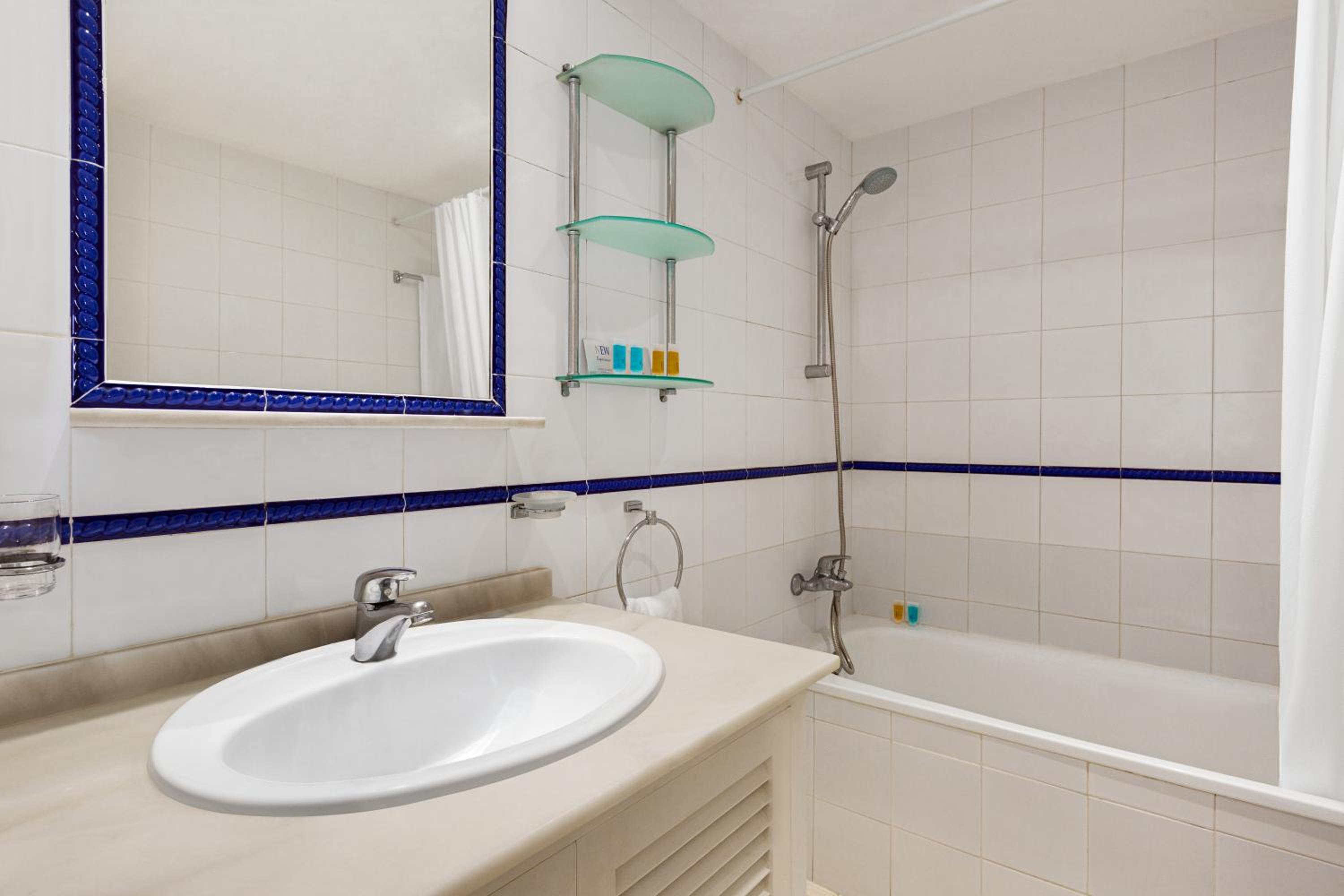 Classic Two Bedroom Apartment - Photo 14