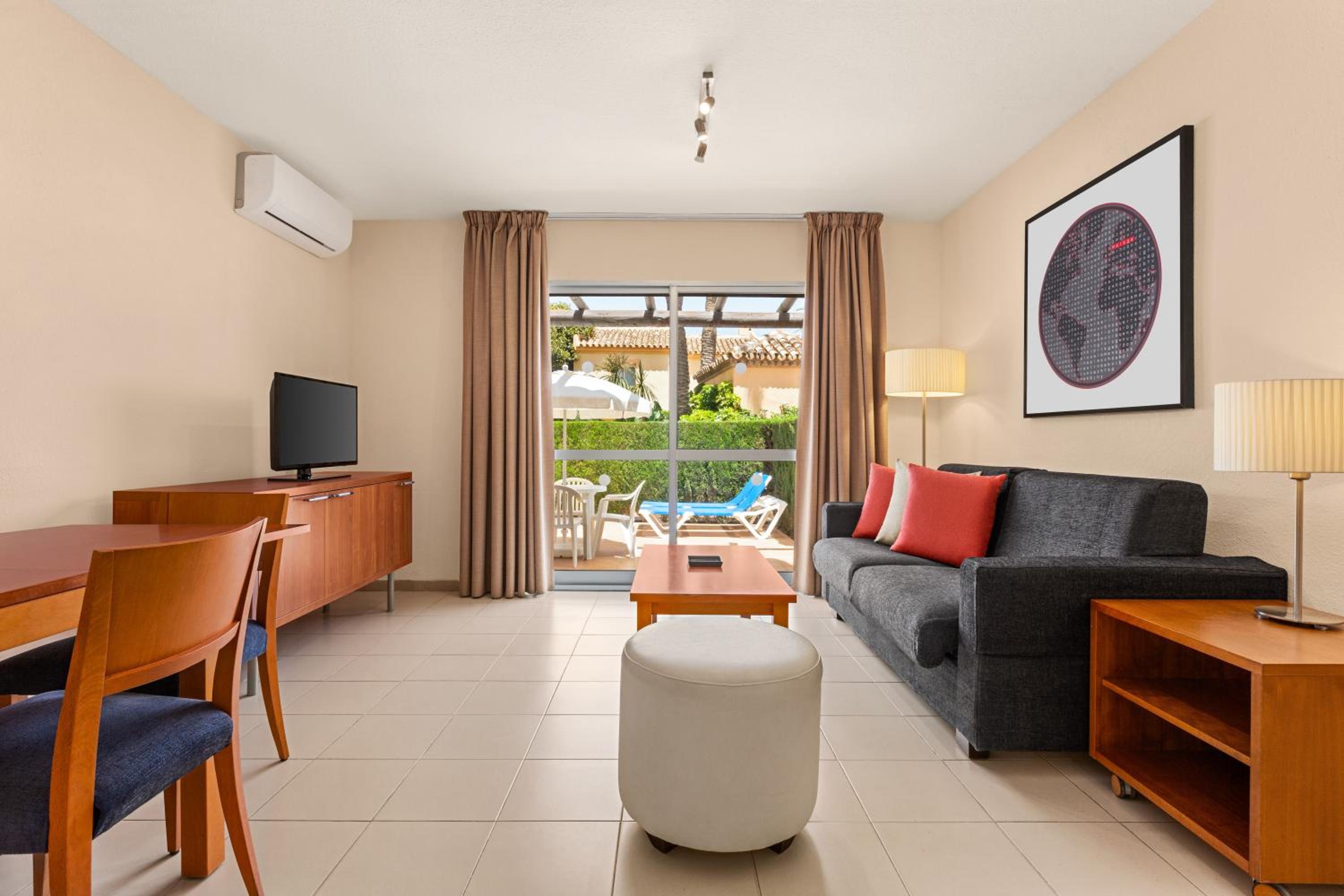 Classic Two Bedroom Apartment - Photo 1