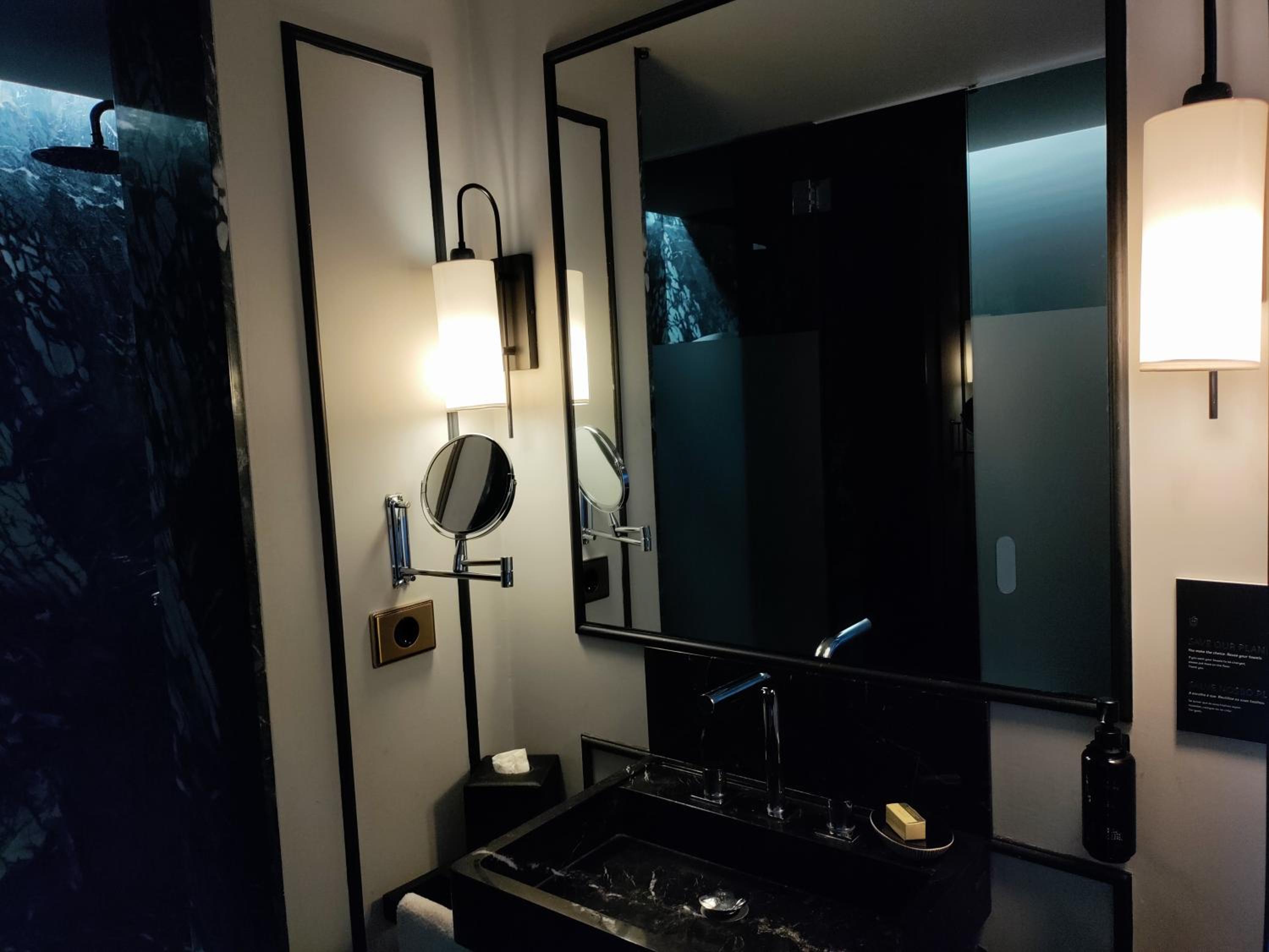 Deluxe Suite - Photo 11