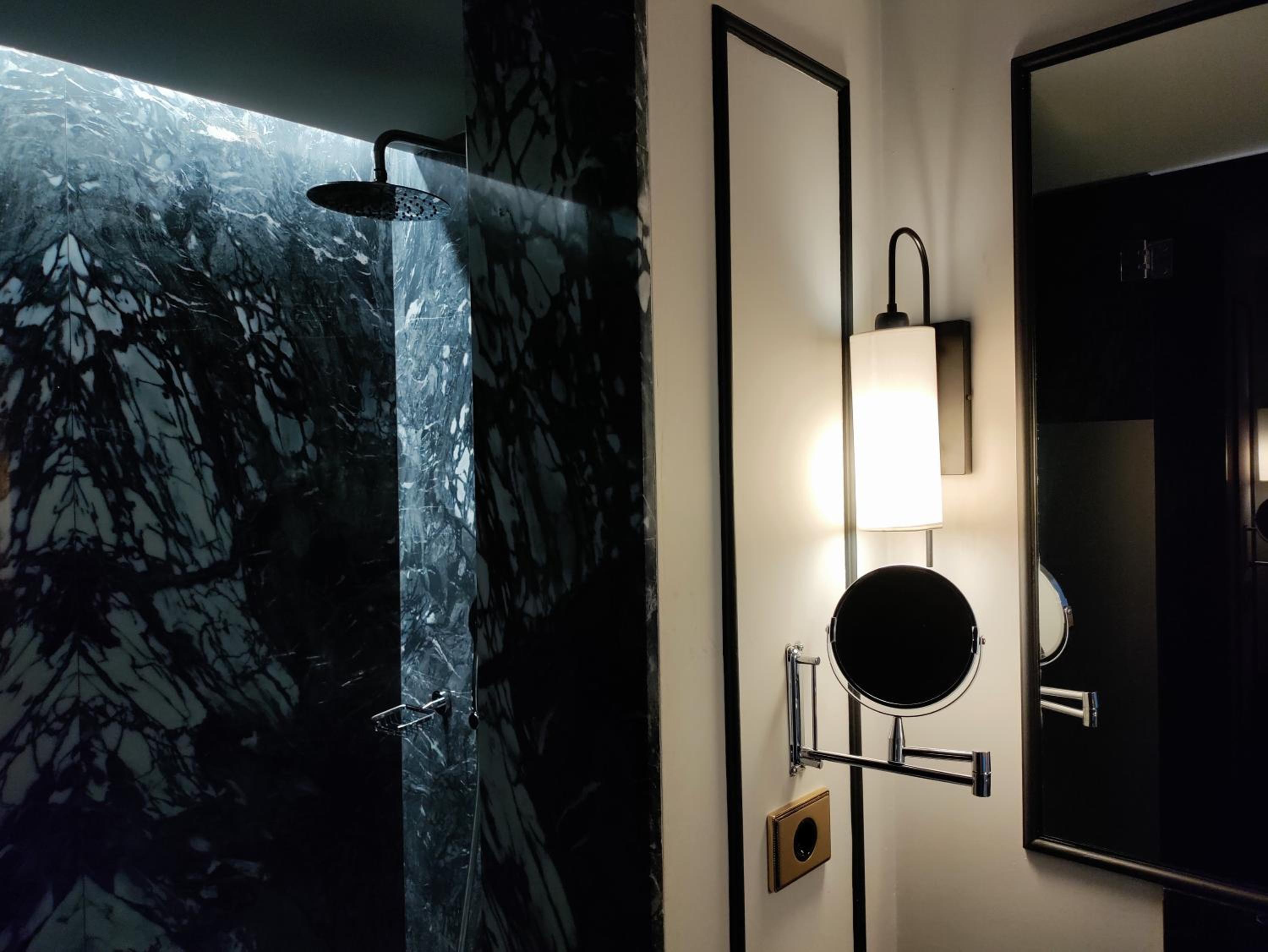 Deluxe Suite - Photo 10