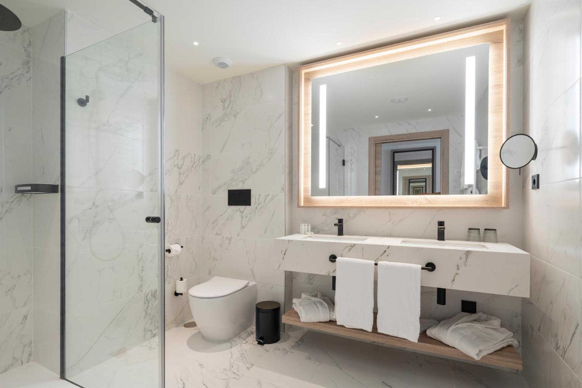 Double or Twin Room - Photo 6