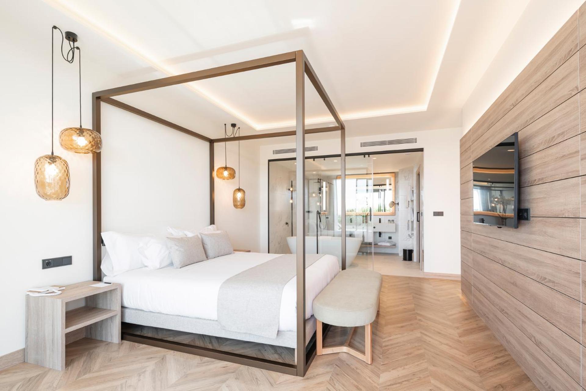 Deluxe Suite with Sea View - Photo 1