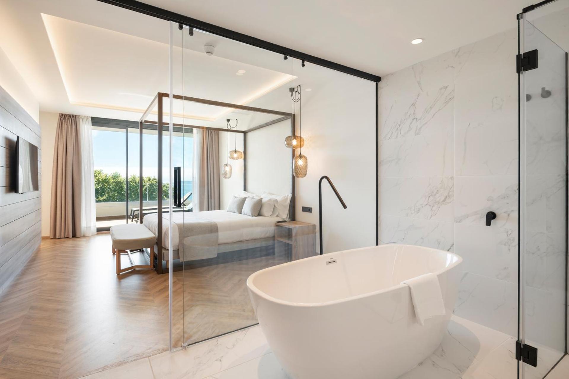 Deluxe Suite with Sea View - Photo 7