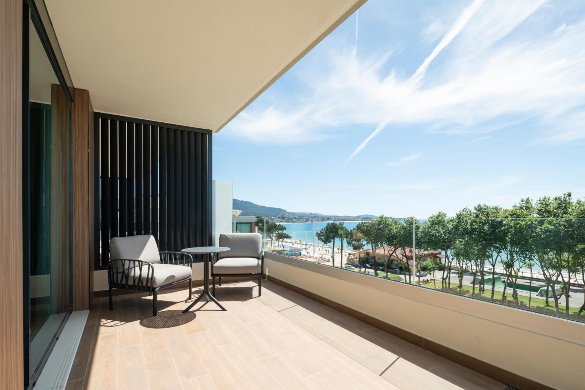 Deluxe Suite with Sea View - Photo 4