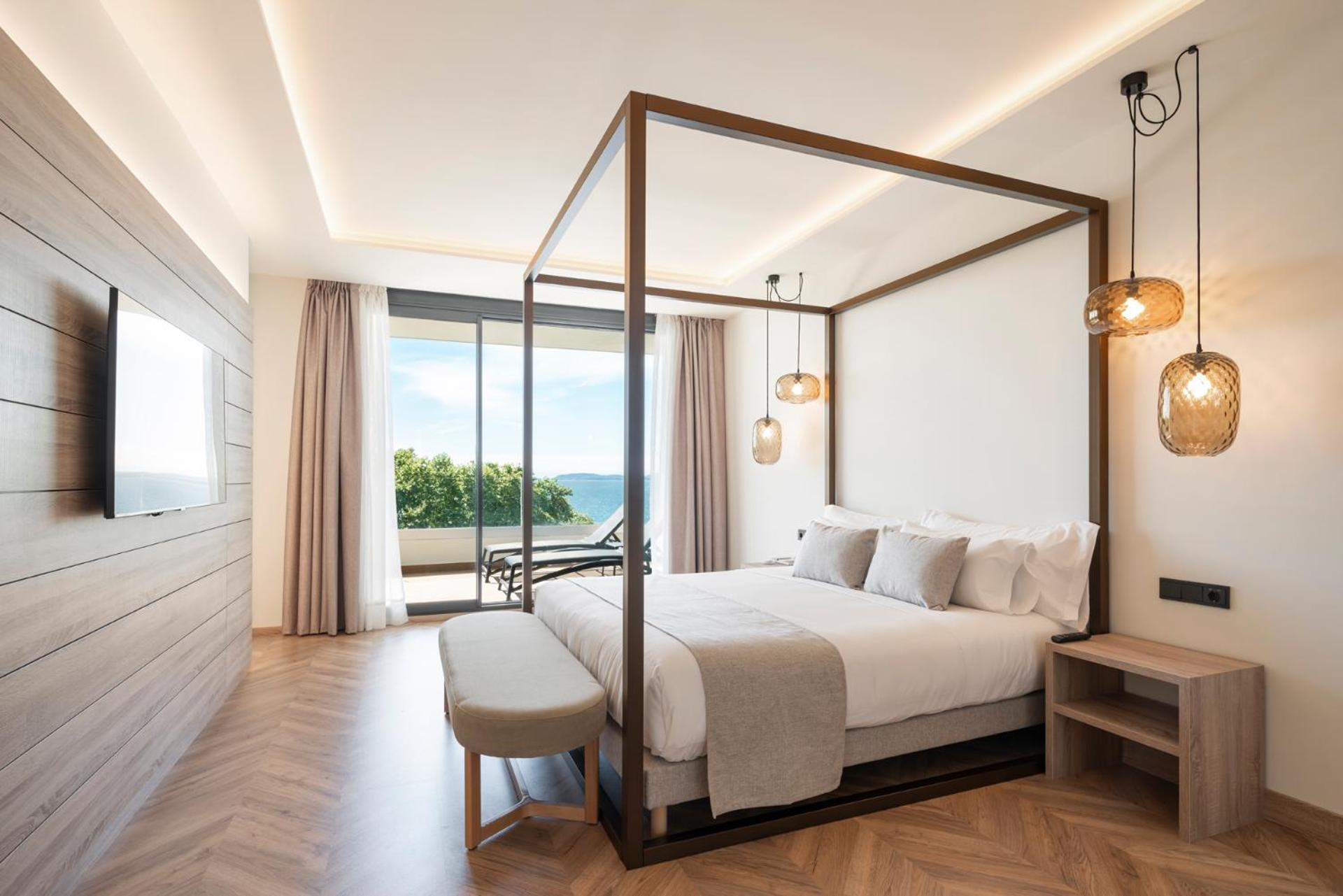Deluxe Suite with Sea View - Photo 6