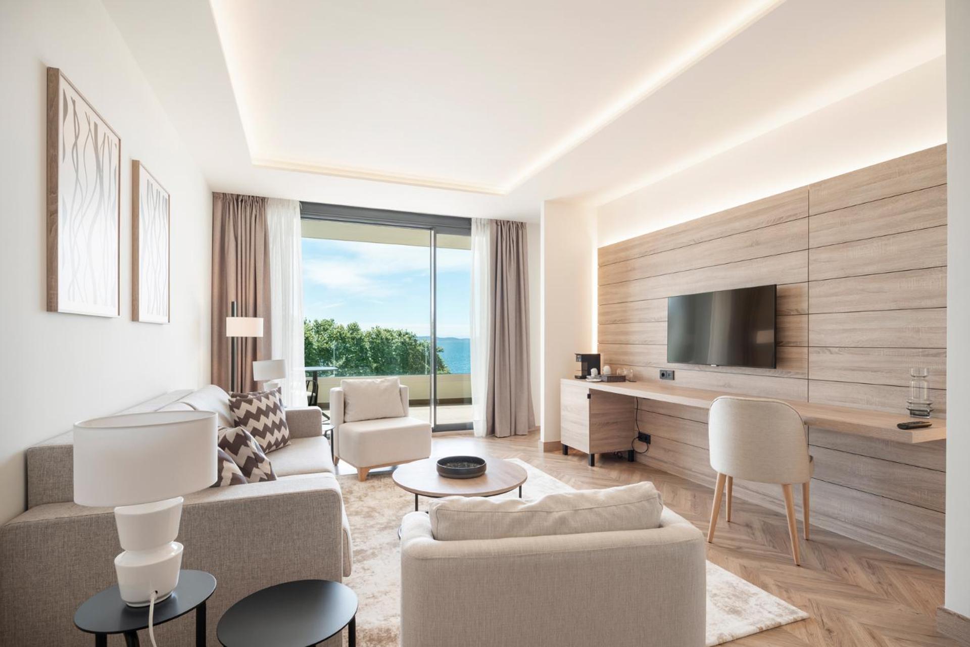Deluxe Suite with Sea View - Photo 5