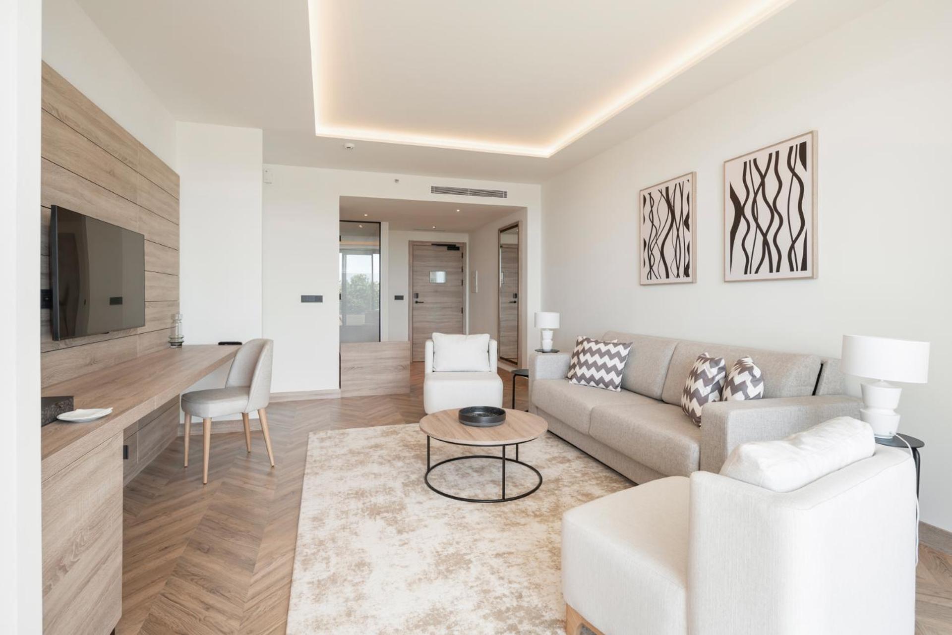 Deluxe Suite with Sea View - Photo 8