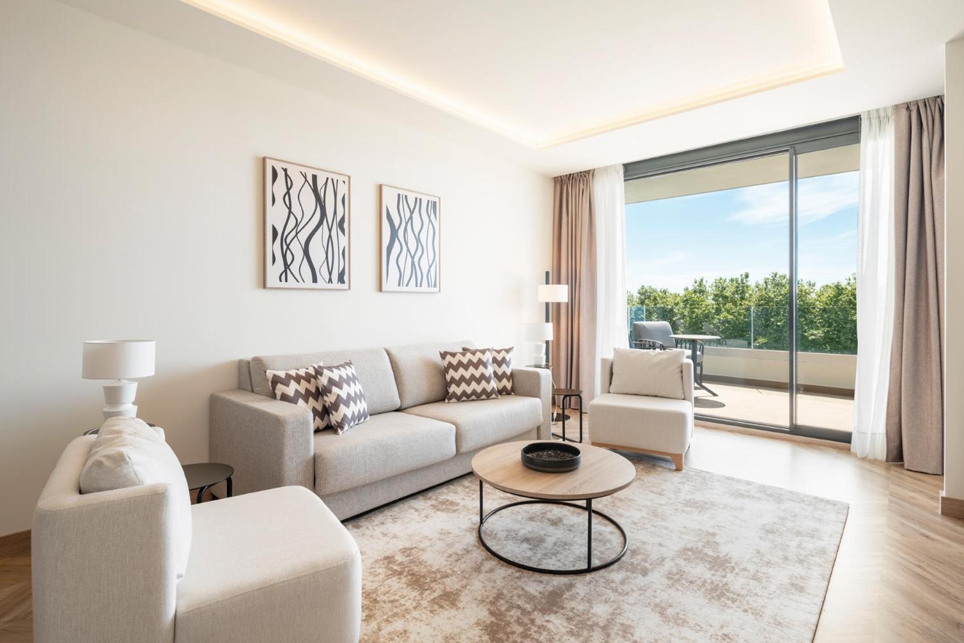 Deluxe Suite with Sea View - Photo 9