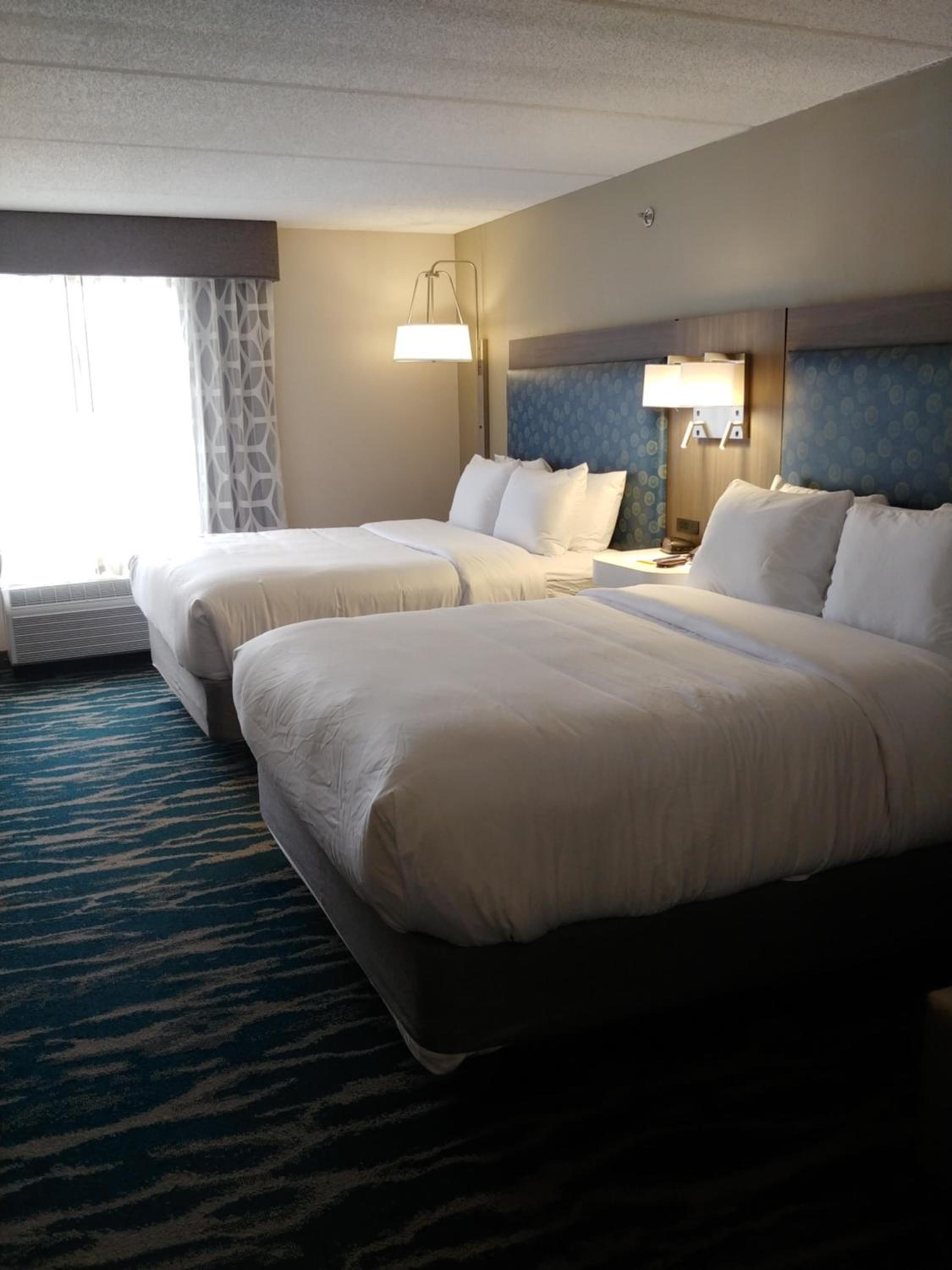 Standard Queen Room with Two Queen Beds - Non-Smoking - Photo 2