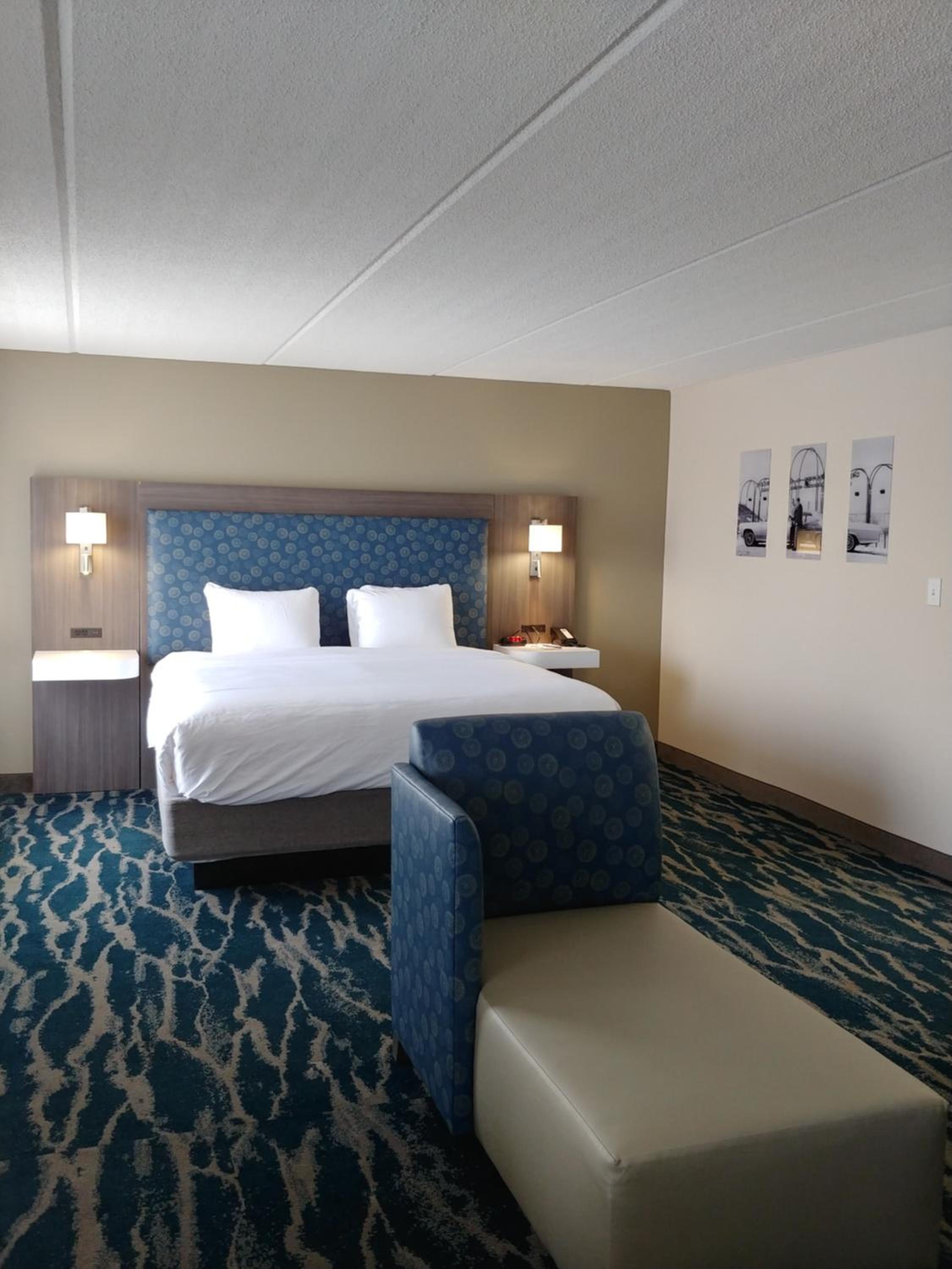 King Suite - Non-Smoking - Photo 2