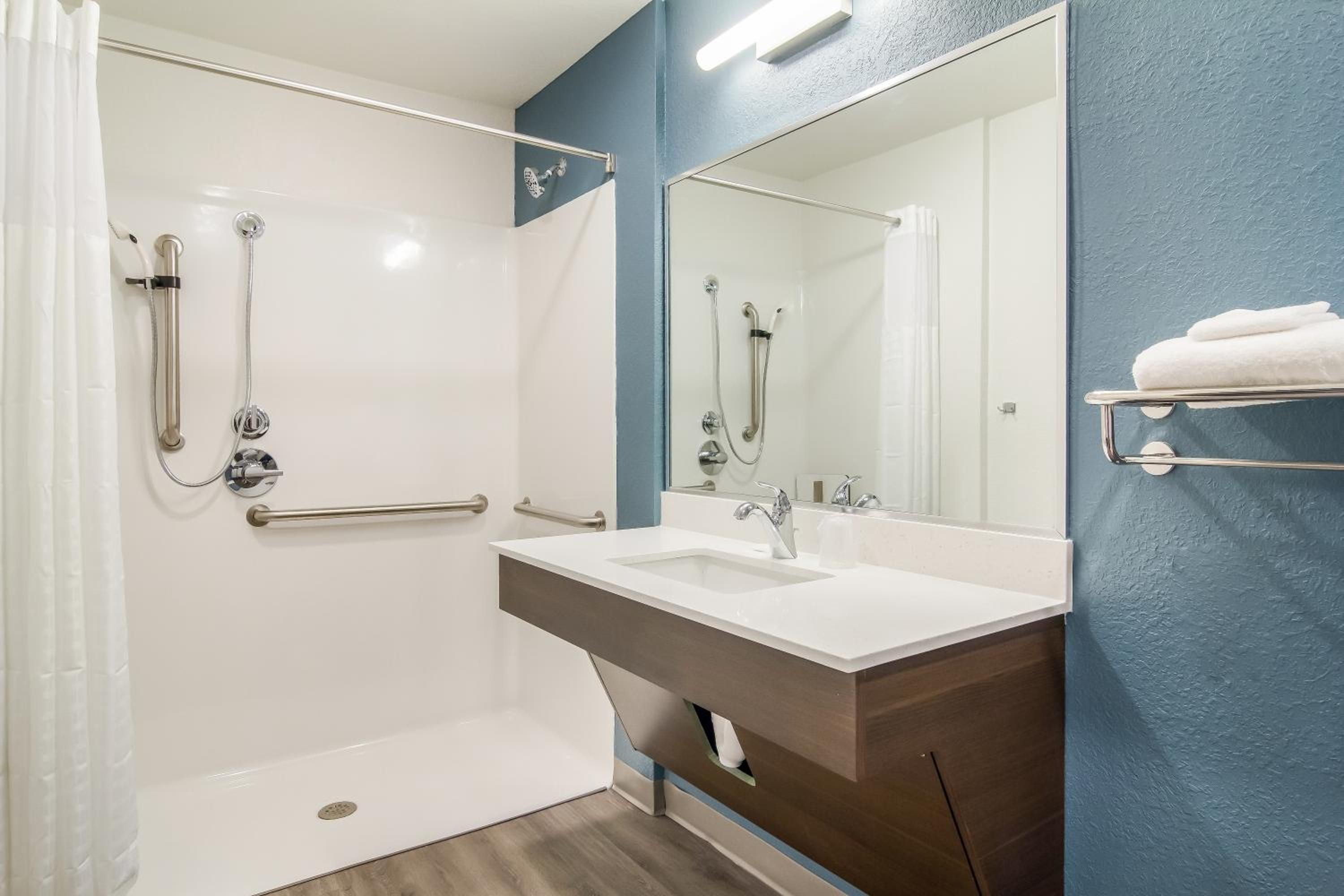 QUEEN SUITE W DISHWASHER (DISHES/COOKWARE INCLUDED) ACCESSIBLE ROLL IN SHOWER photo 2