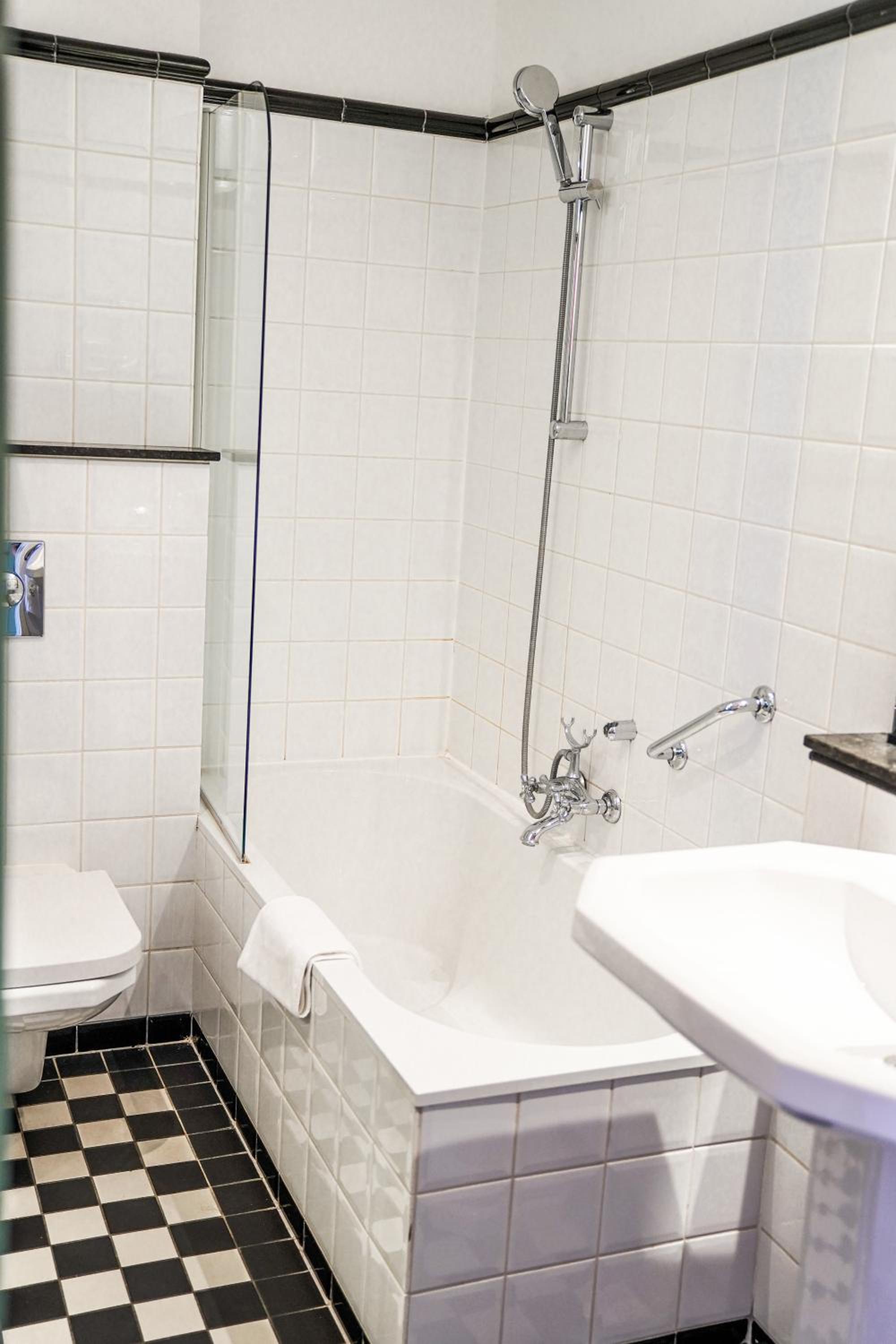 Superior Room with Shower and Bath - Photo 7
