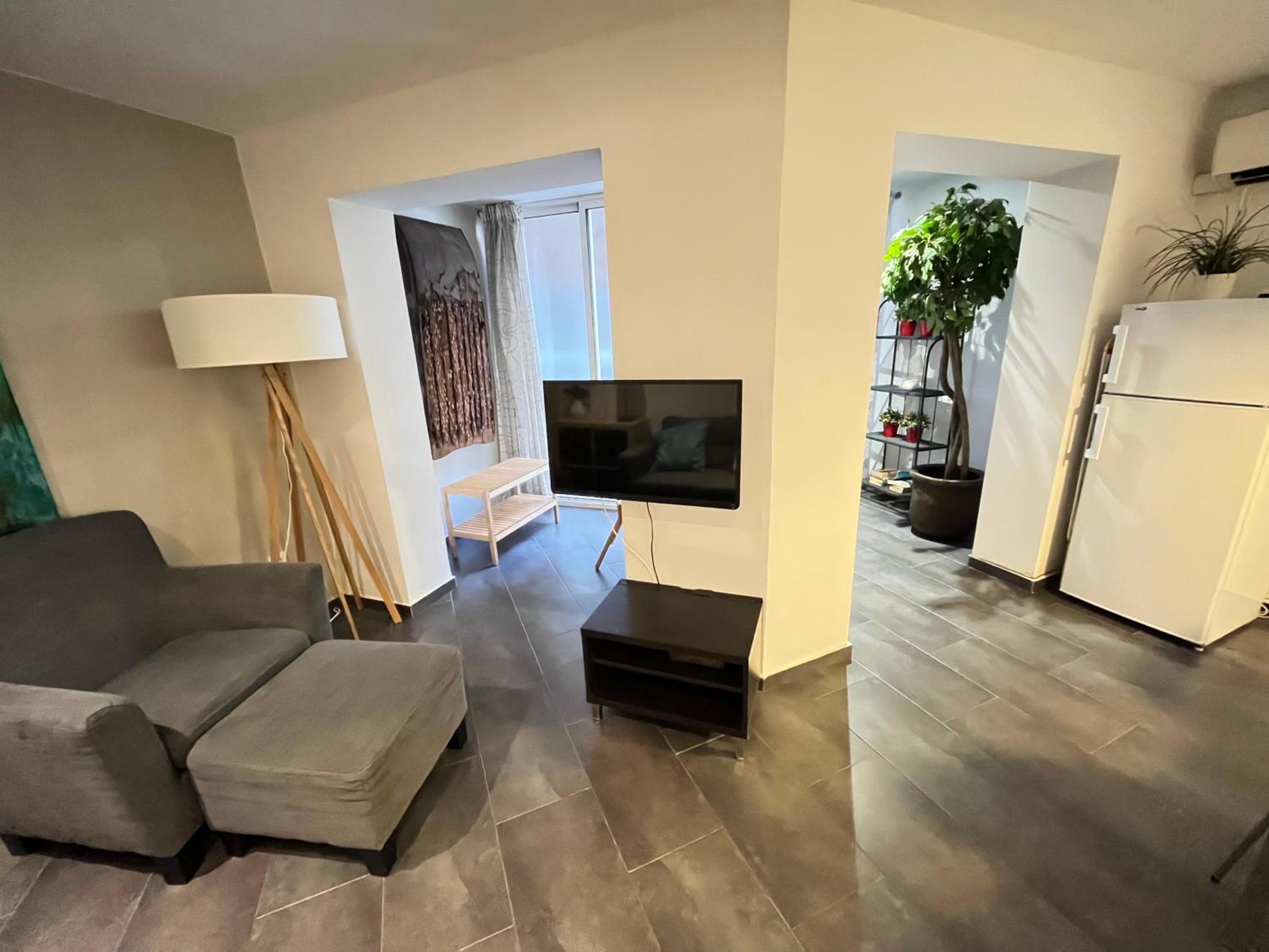 One-Bedroom Apartment photo 2