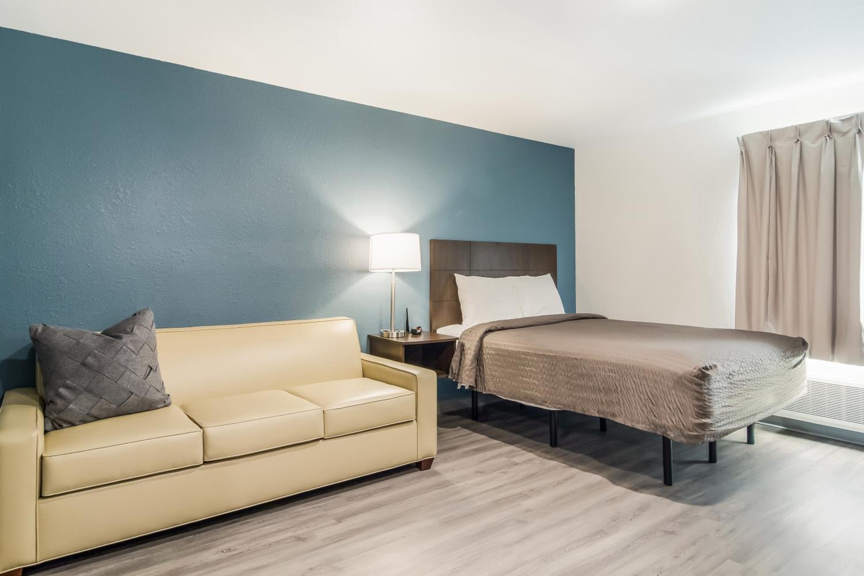 QUEEN SUITE WITH SOFA ACCESSIBLE photo 1