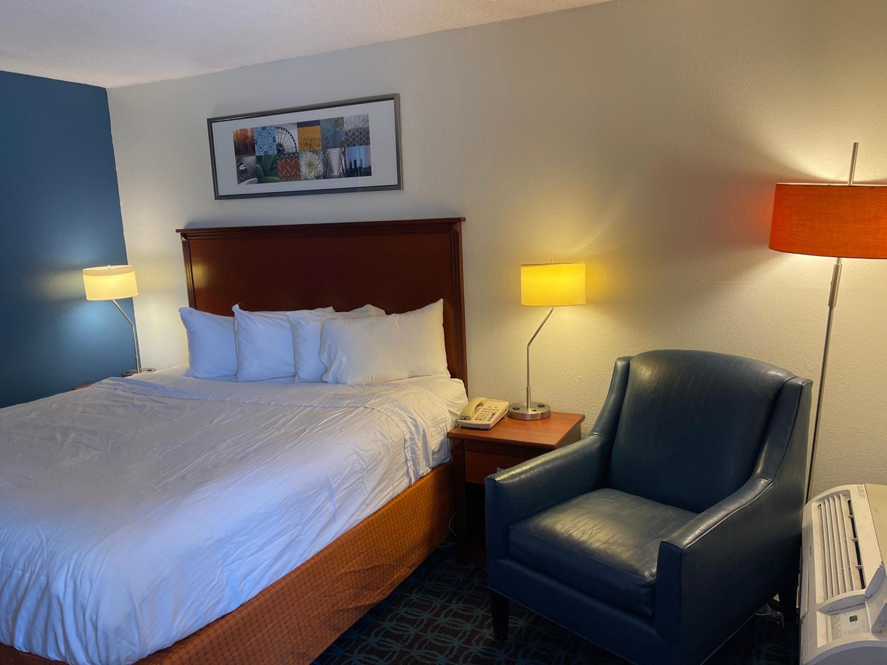 1 King Bed, Mobility Accessible Room, Bathtub w/ Grab Bars, Non-Smoking - Photo 3
