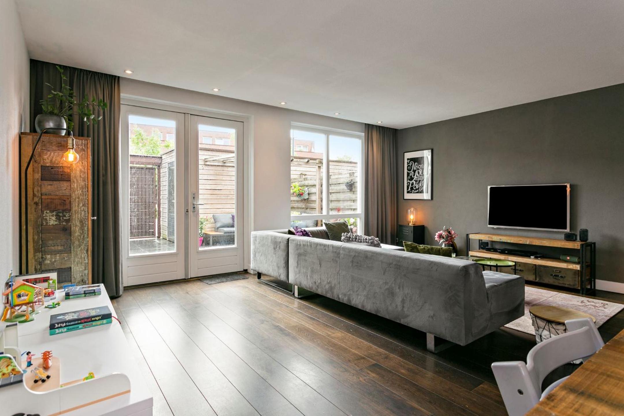 Five-Bedroom House photo 1