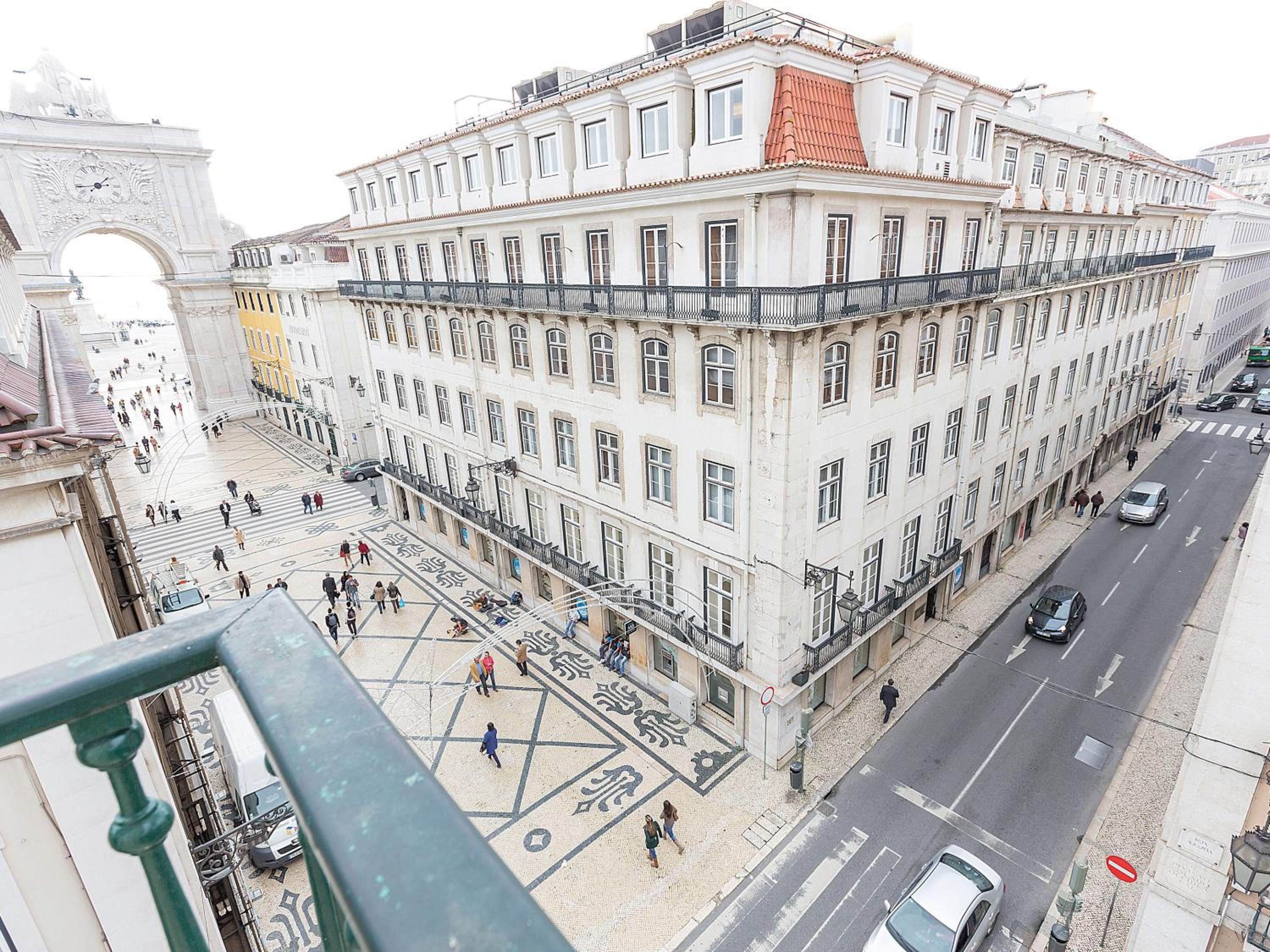 One-Bedroom Apartment with Balcony and River View photo 2