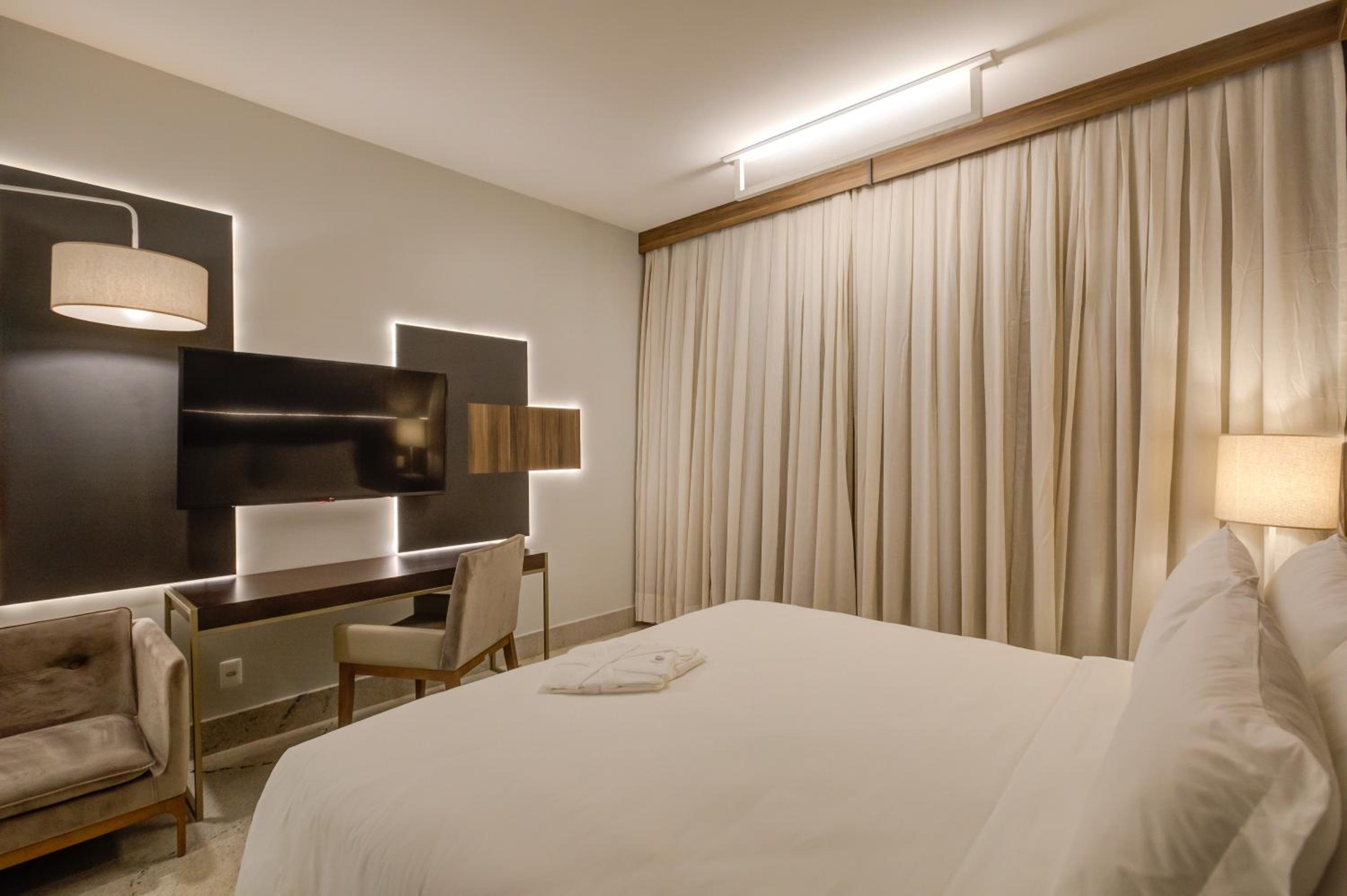 Deluxe King Room - Photo 2