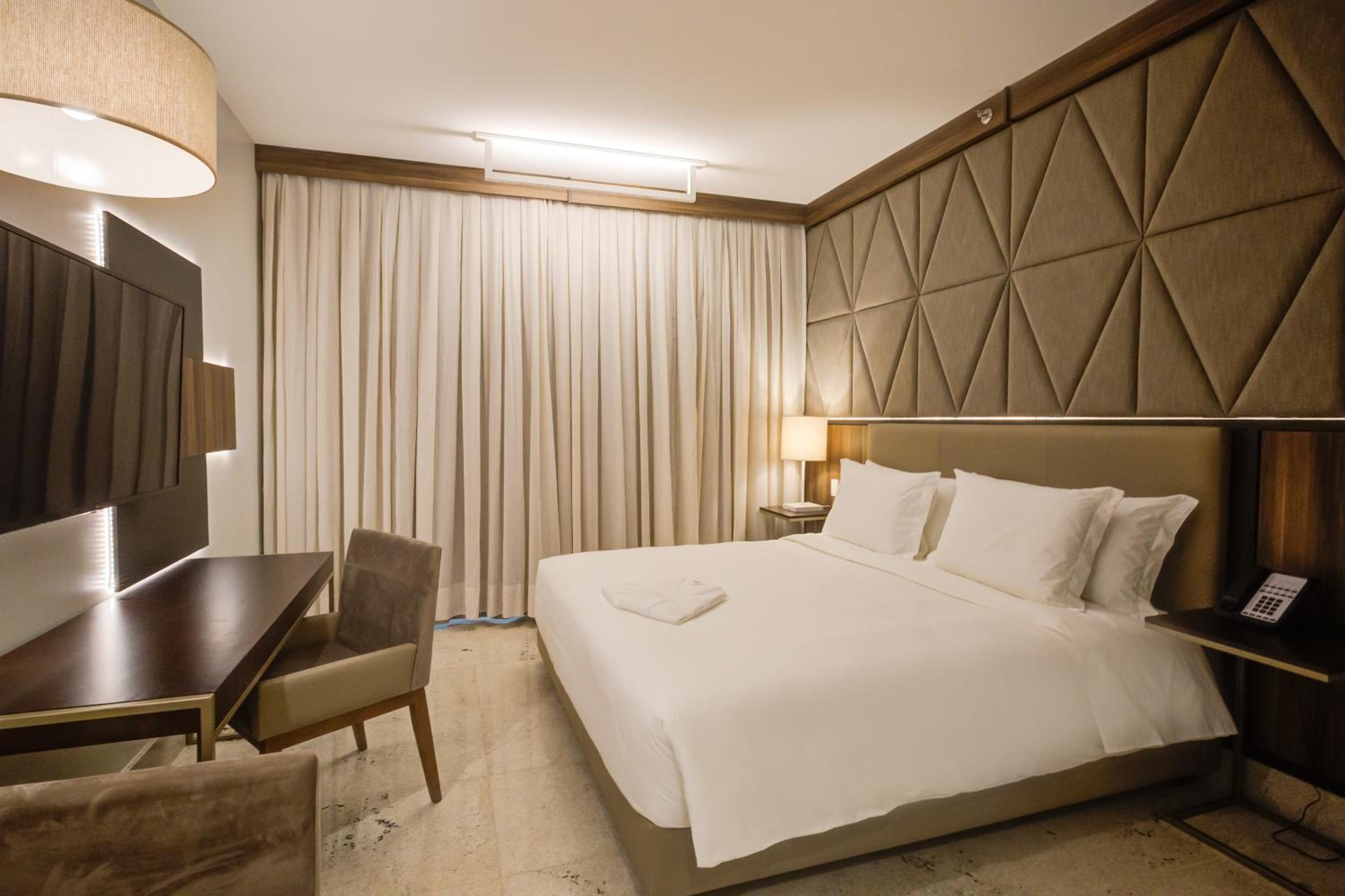 Deluxe King Room - Photo 1