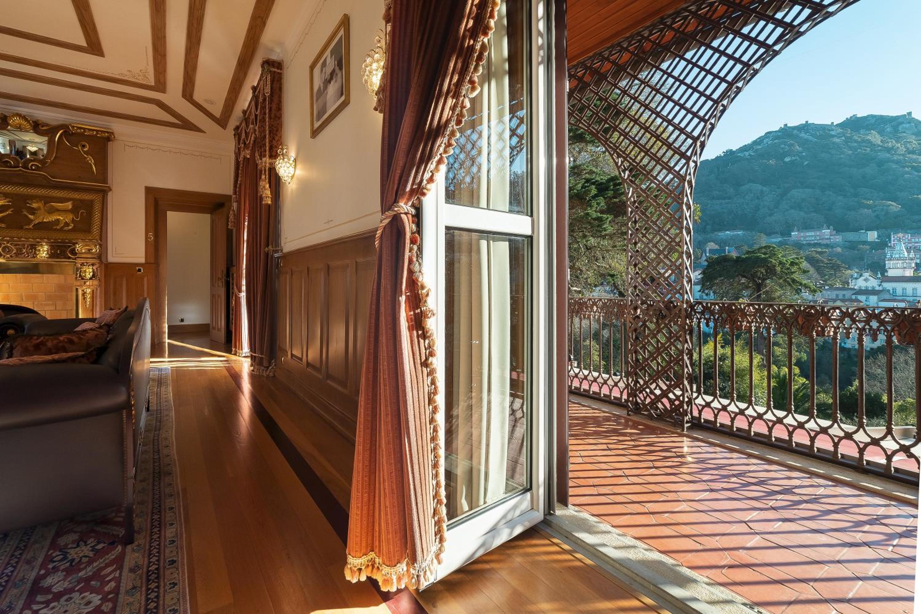 King Suite with Balcony photo 2