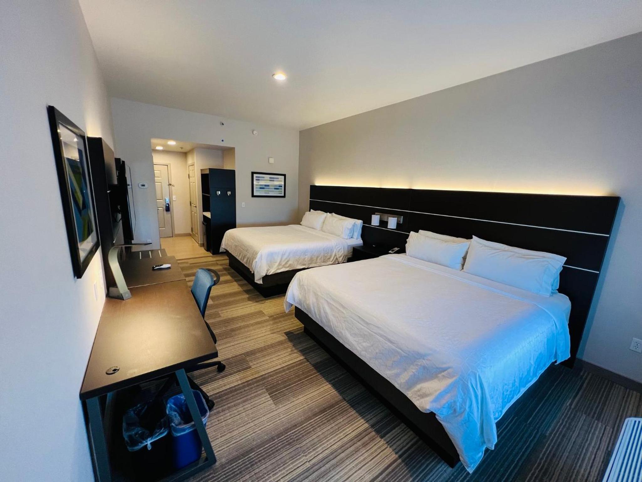 Standard King Room with Two King Beds - Photo 1