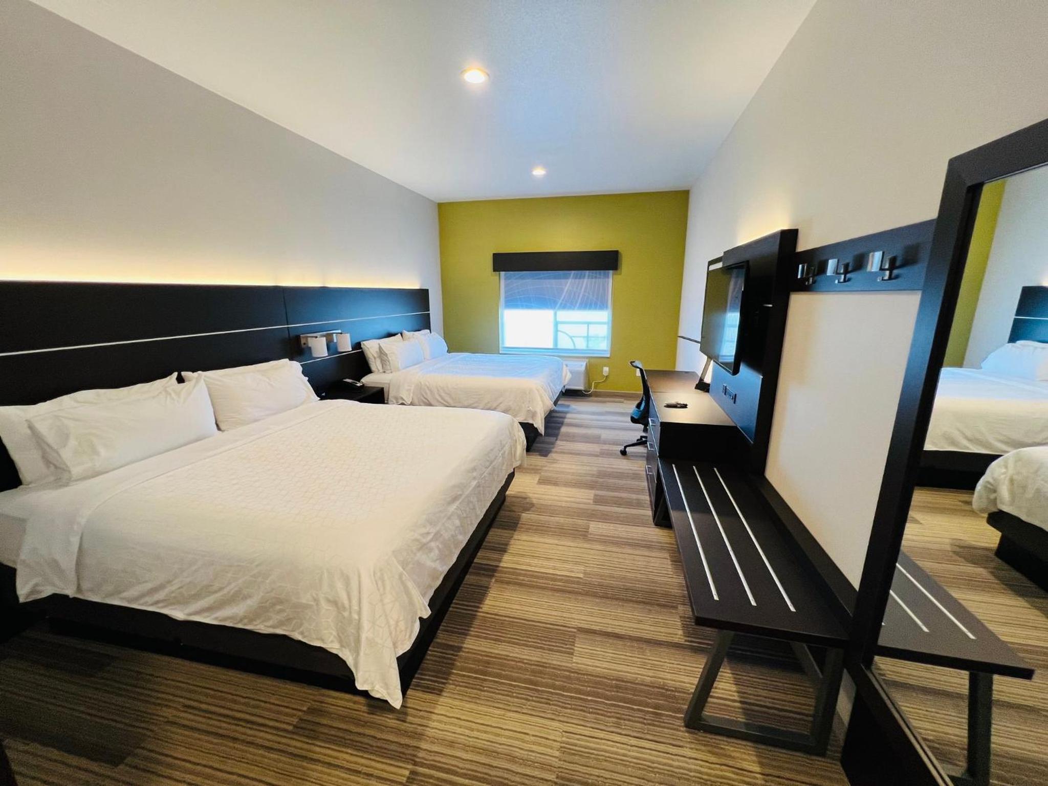 Standard King Room with Two King Beds - Photo 2