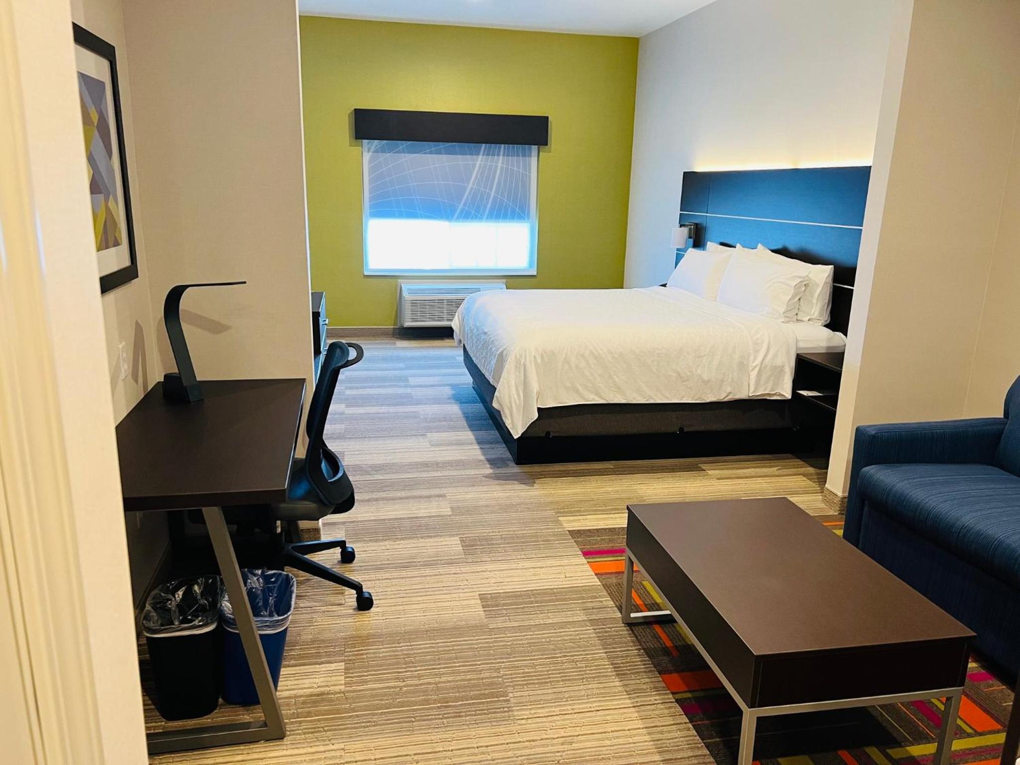 Suite - Hearing Accessible - Non-Smoking