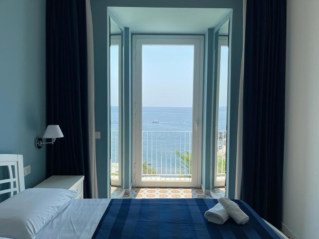 Deluxe Suite with Sea View photo 3