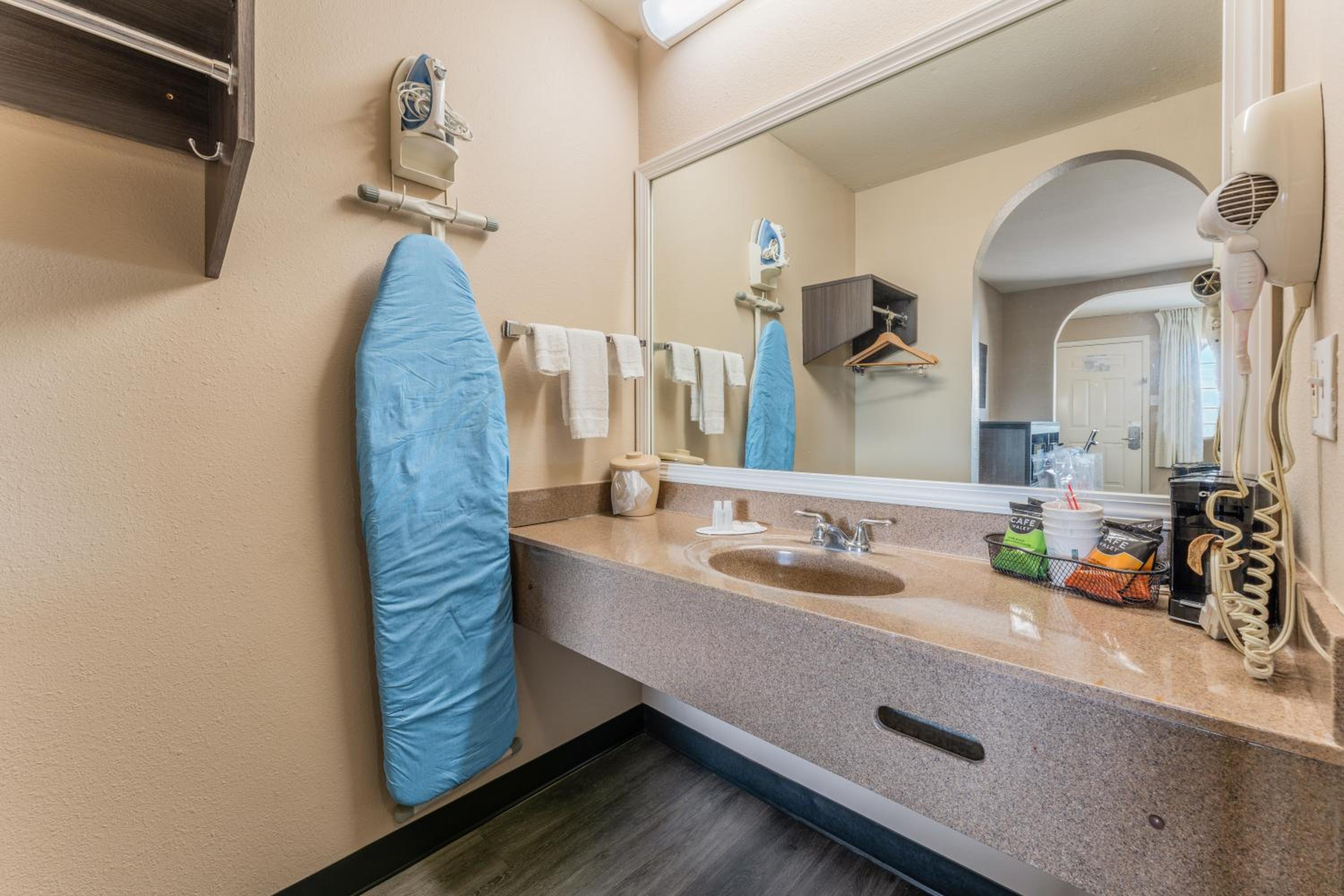 King Room with Kitchenette - Non-Smoking - Photo 3